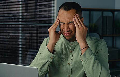 Person experiencing brain fog and poor concentration — low NAD+ affects cognitive energy and mental clarity after 40