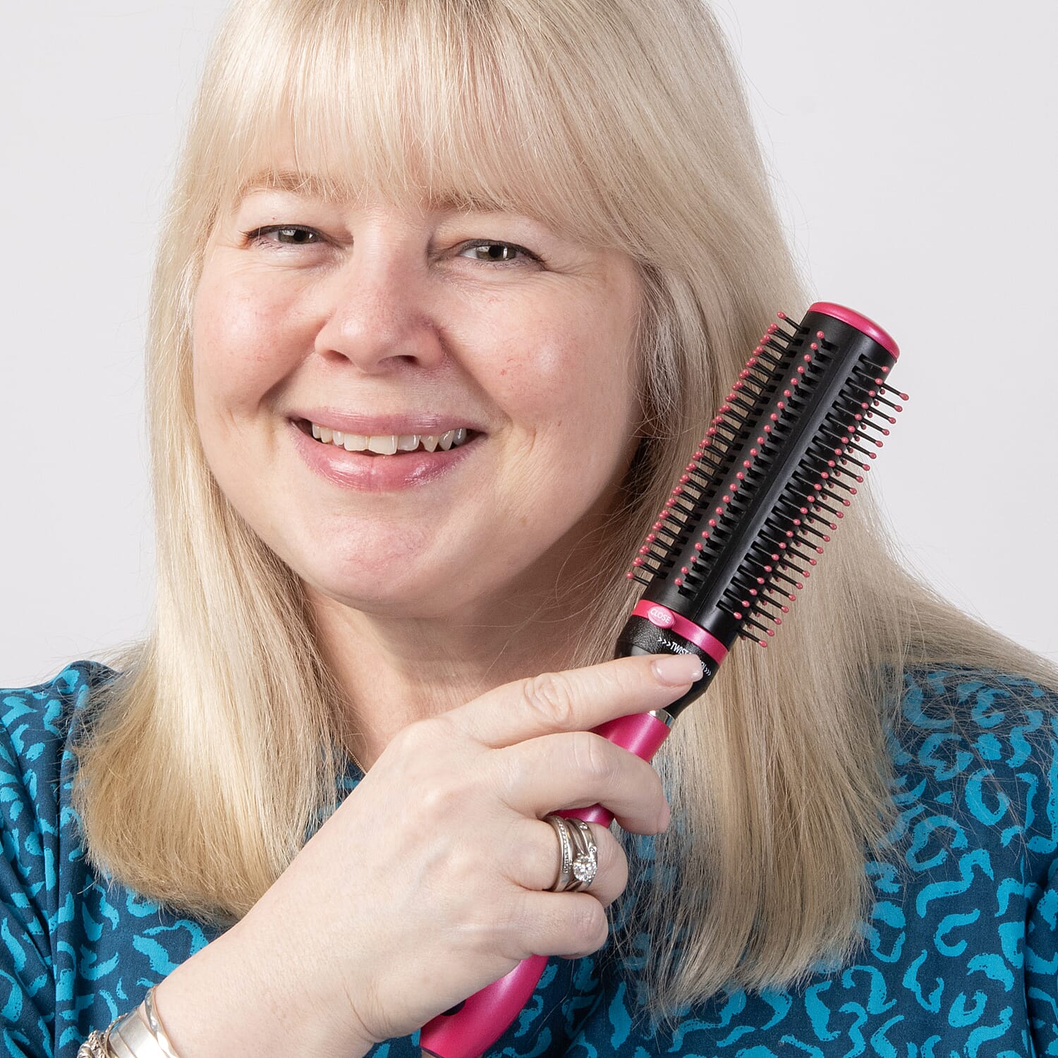 Neomi - Set of 2 Small Portable Easy Clean Retractable Rotating Hairbrushes - Pink