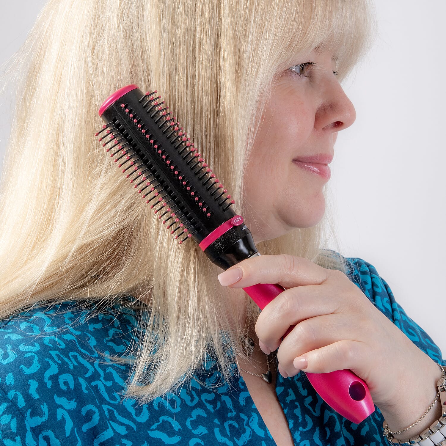 Neomi - Set of 2 Small Portable Easy Clean Retractable Rotating Hairbrushes