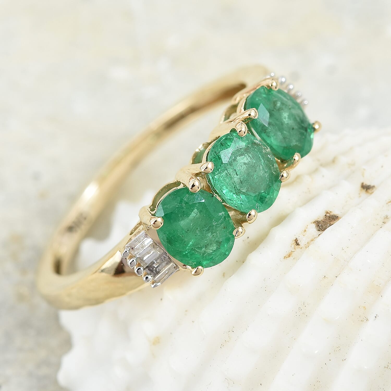 Signature Collection - 9K Yellow Gold AAA Kagem Zambian Emerald (Ovl), Diamond Ring 1.030 Ct.