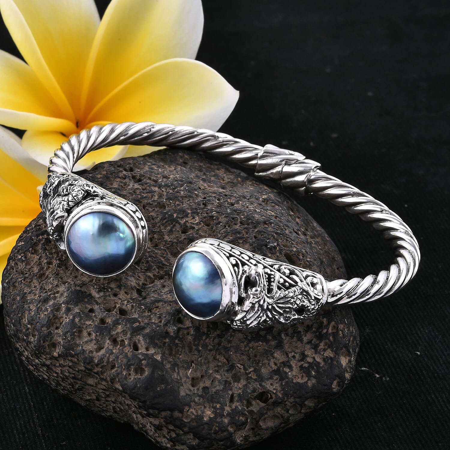 Royal Bali Collection Blue Mabe Pearl (Rnd 14 mm) Twisted Cuff Bangle (Size 7.5) in Sterling Silver, Silver wt 29.00 Gms