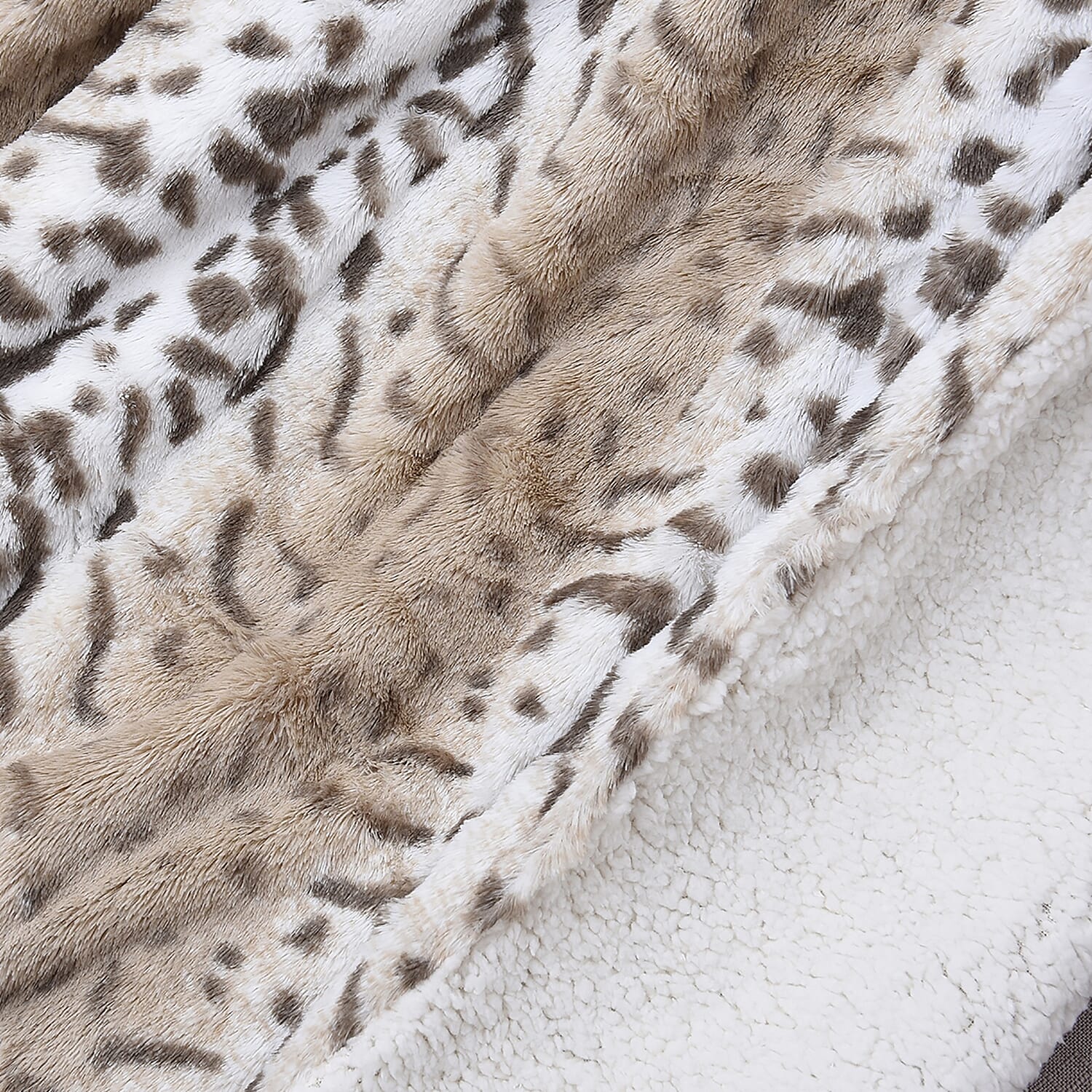 High Quality Faux Fur Sherpa Blanket (150x200 cm) - Light Brown, White and Green