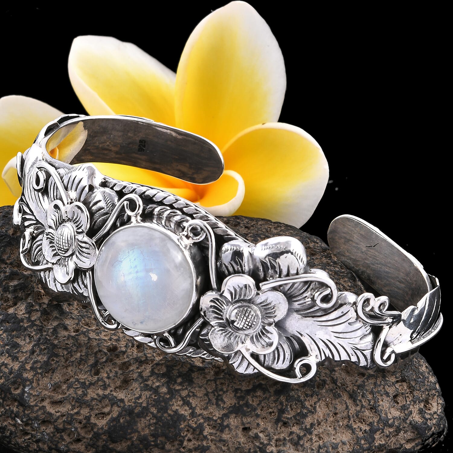 Royal Bali Collection - Rainbow Moonstone (Rnd 16 mm) Cuff Bangle (Size 7.25) in Sterling Silver 15.68 Ct, Silver wt 28.94 Gms