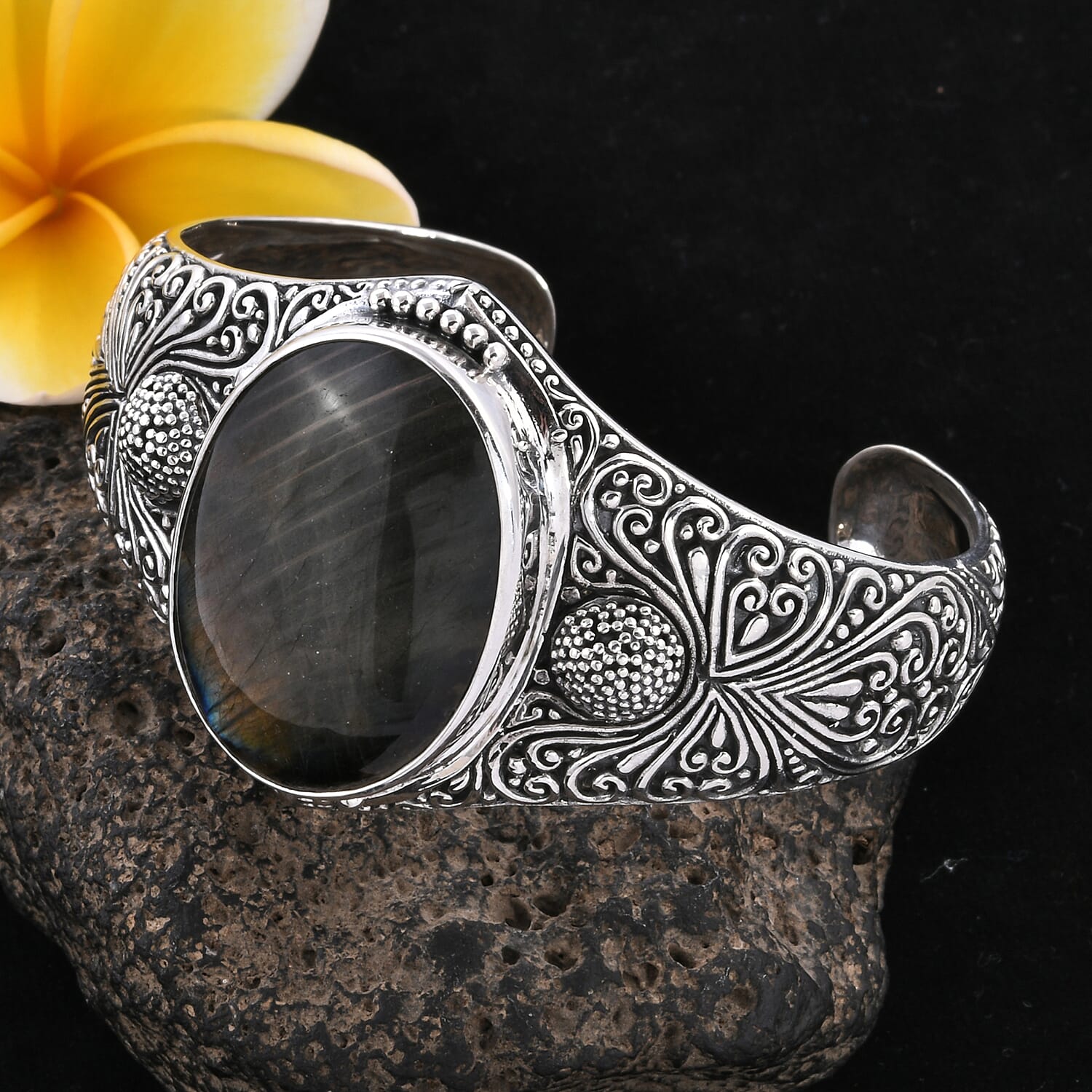 Royal Bali Collection - Labradorite (Ovl 40x30 mm) Cuff Bangle (Size 7.25) in Sterling Silver 100.58 Cts, Silver wt 43.03 Gms