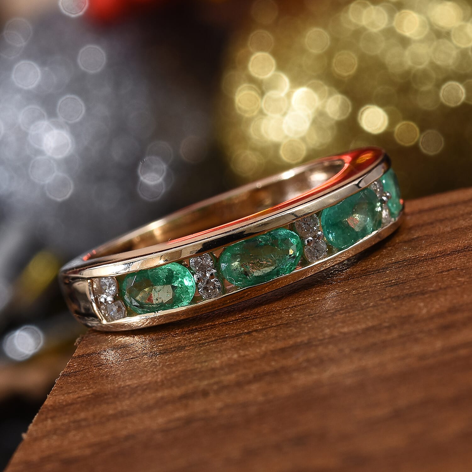 Limited Edition- 9K Yellow Gold Boyaca Colombian Emerald (Ovl), Diamond Band Ring 1.000 Ct.