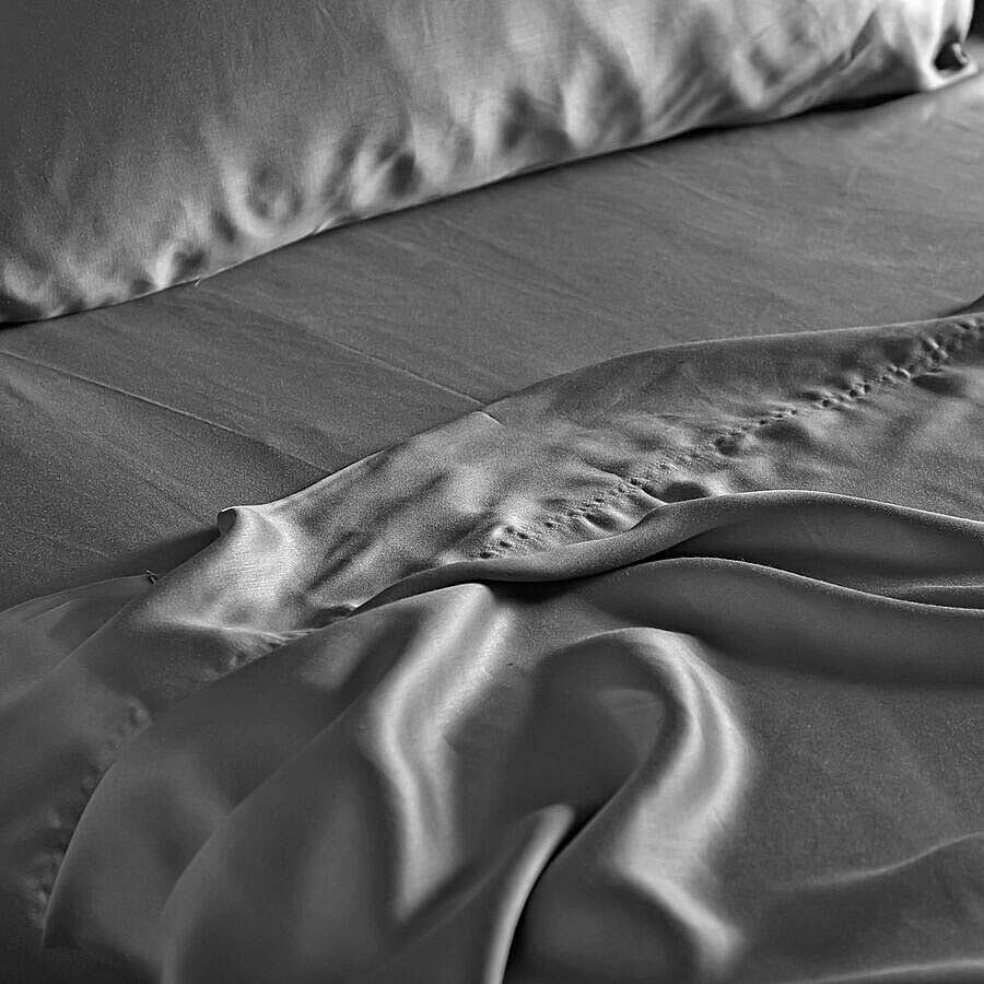 4 Piece 100% Bamboo Bedding Set - incld. Flat Sheet (275x265cm), Fitted Sheet (150x200+30cm), 2 Pillow Cases (50x75cm) - Dark Grey - KING