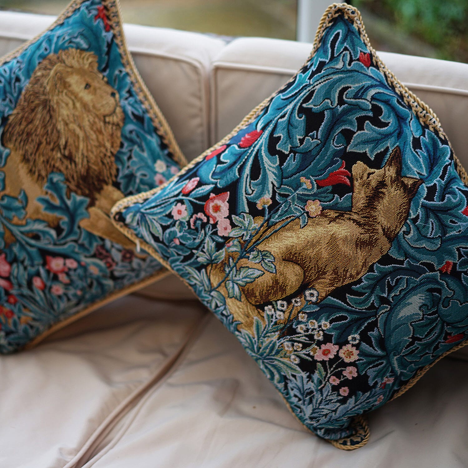 Signare Tapestry Art - Cushion Cover Inspired by William Morris The Lion (45x45cm)