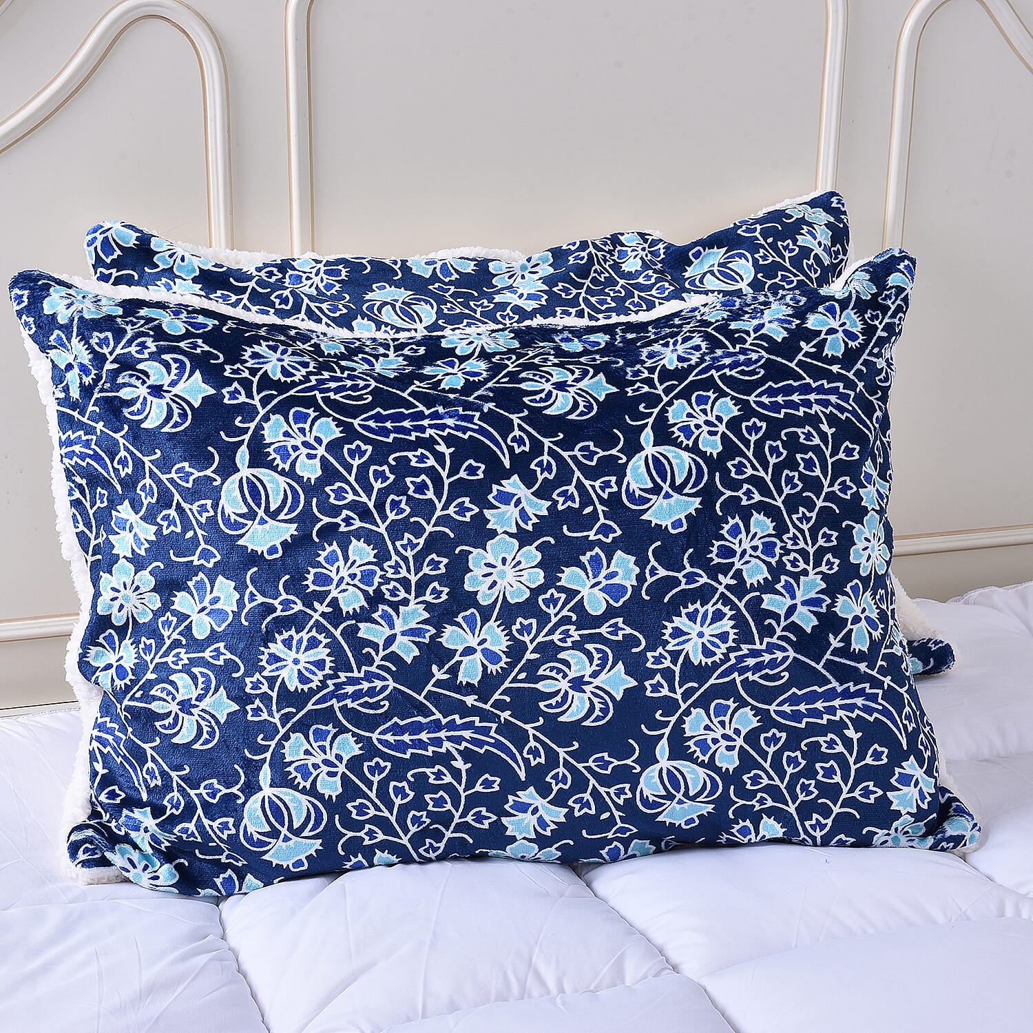 Set of 3 - Microflannel Mandala Printed Comforter in King Size with Sherpa Lining with 2 Sherpa Pillowcases - White, Light and Dark Blue Colour (230cm x 250cm)