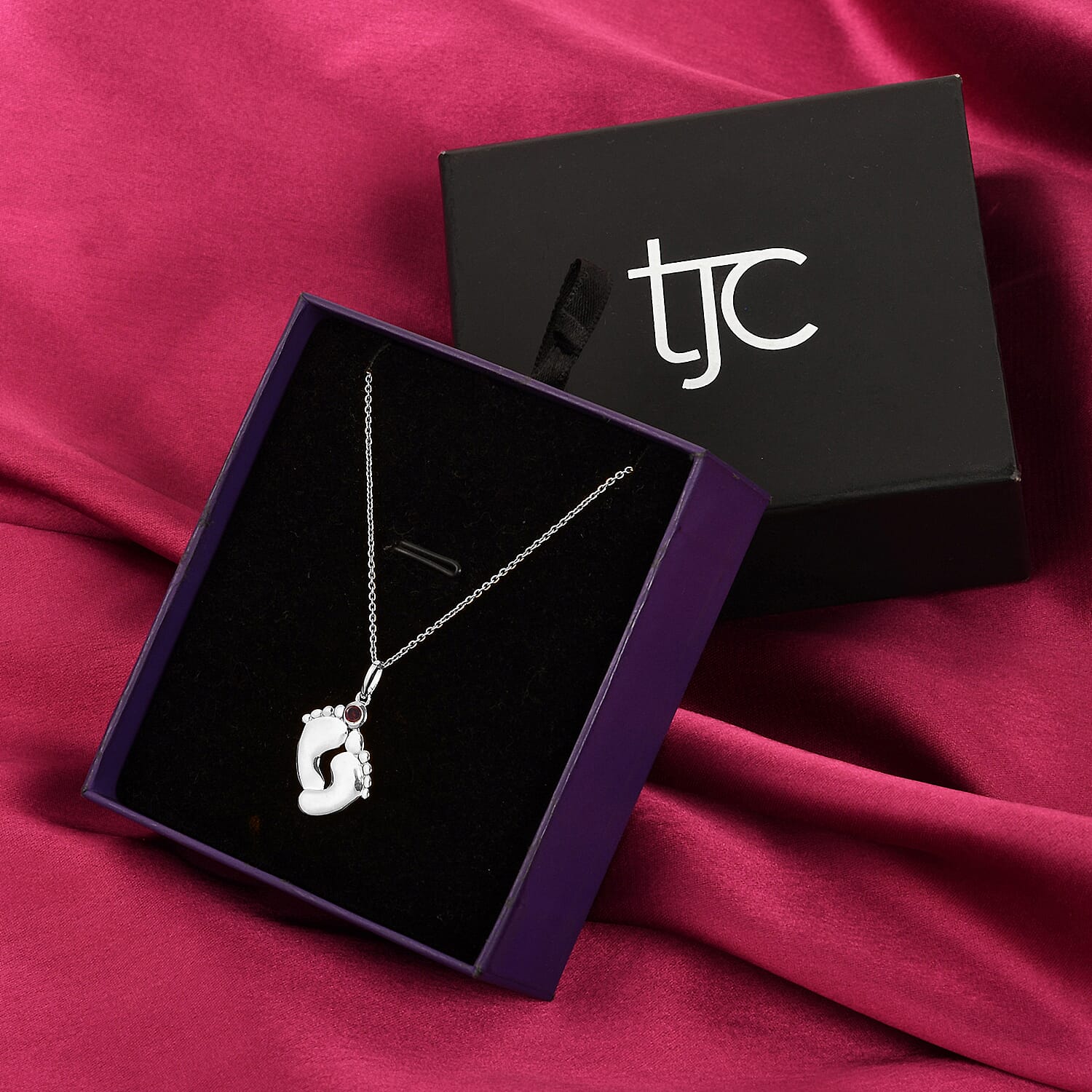 Mozambique Garnet Pendant With Chain (Size 18 With 2 Inch Extender) in Platinum Overlay Sterling Silver Wt. 5.60 Gms