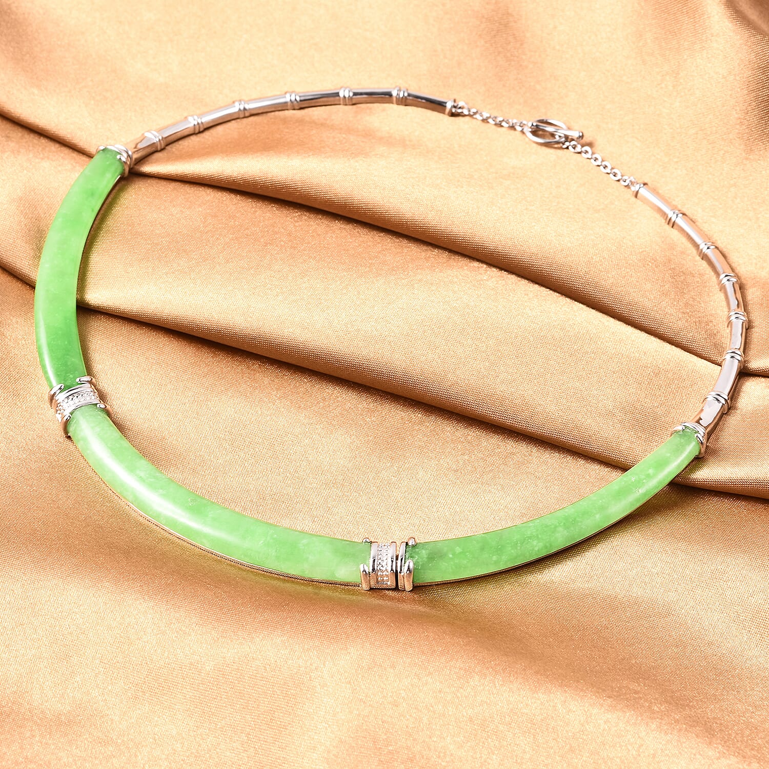 Green Jade Necklace (Size 18) in Rhodium Overlay Sterling Silver 85.50 Ct, Silver wt 27.90 Gms