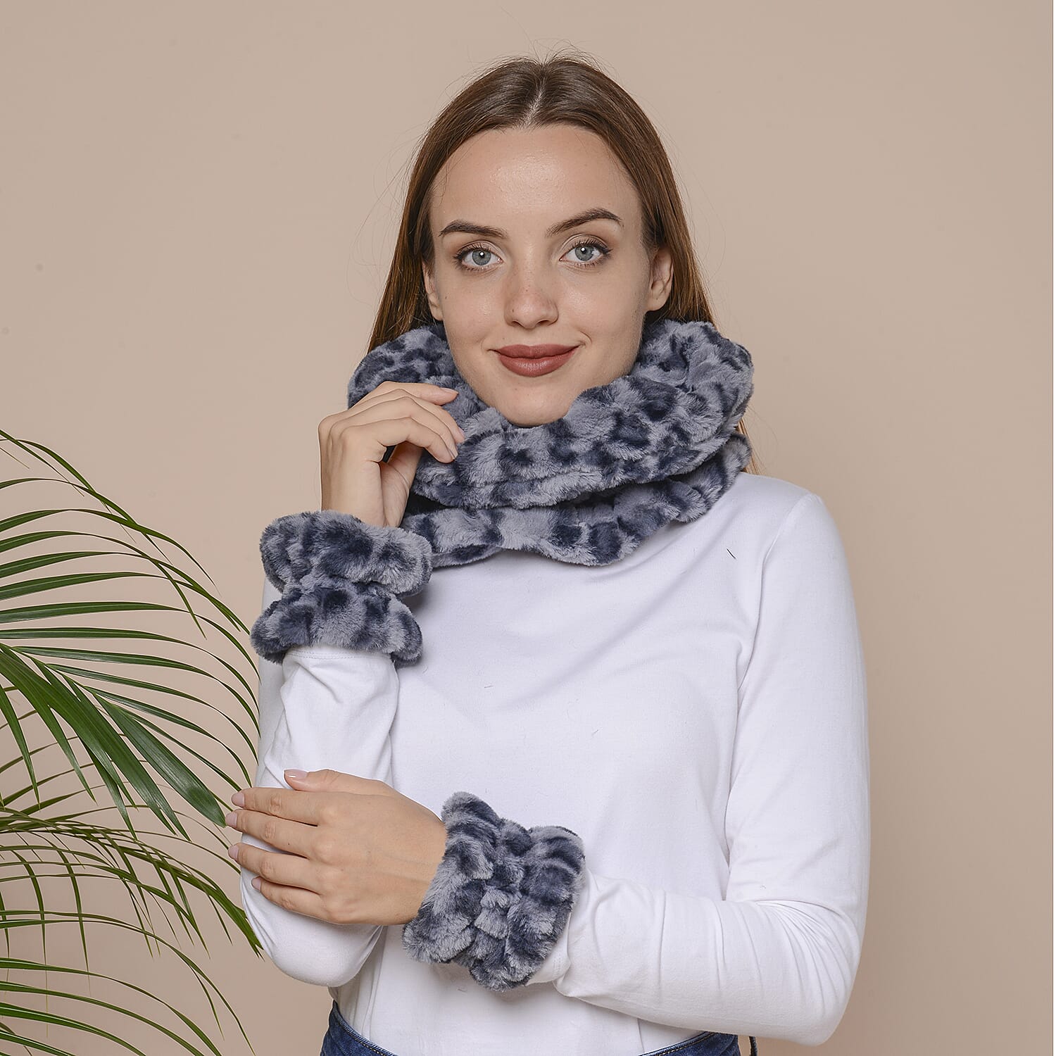 Piece Set Leopard Skin Pattern Faux Fur infinity Scarf and Hand