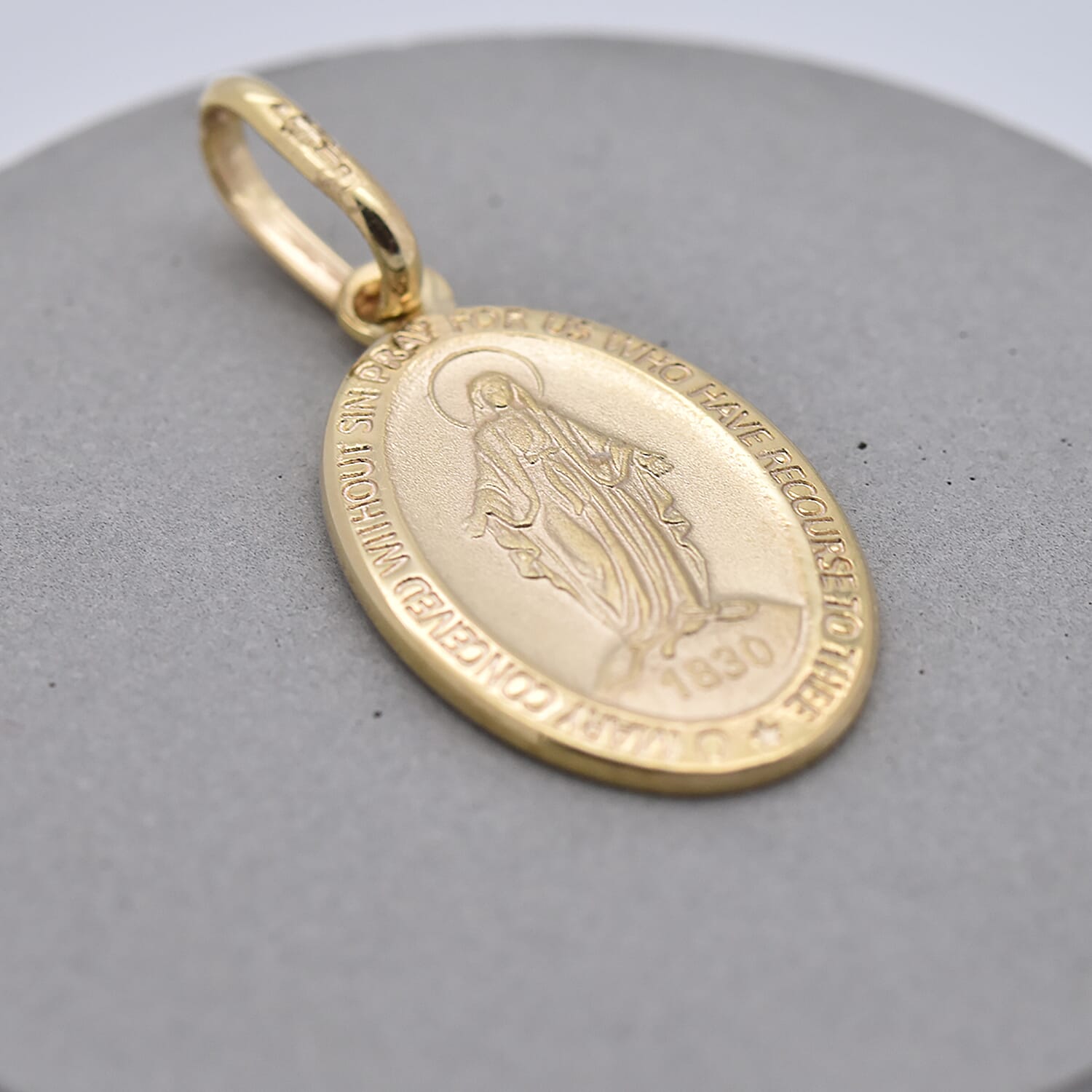 9K Yellow Gold Oval Holy Mary Pendant, Gold wt 1.50 Gms