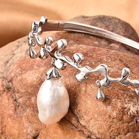 LucyQ Baroque Freshwater White Pearl Splash and Drip Design Bangle (Size 7.5) in Rhodium Overlay Sterling Silver, Silver Wt 21.17 Gms