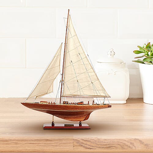 Decorative The Endeavour 1934 Sailboat Model in Red Cedar (Size 61x12.7x78.7 cm)