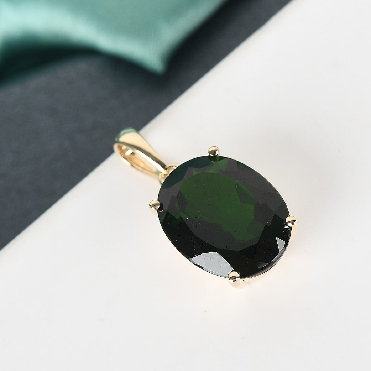 9K Yellow Gold Chrome Diopside Solitaire Pendant 1.05 Ct.
