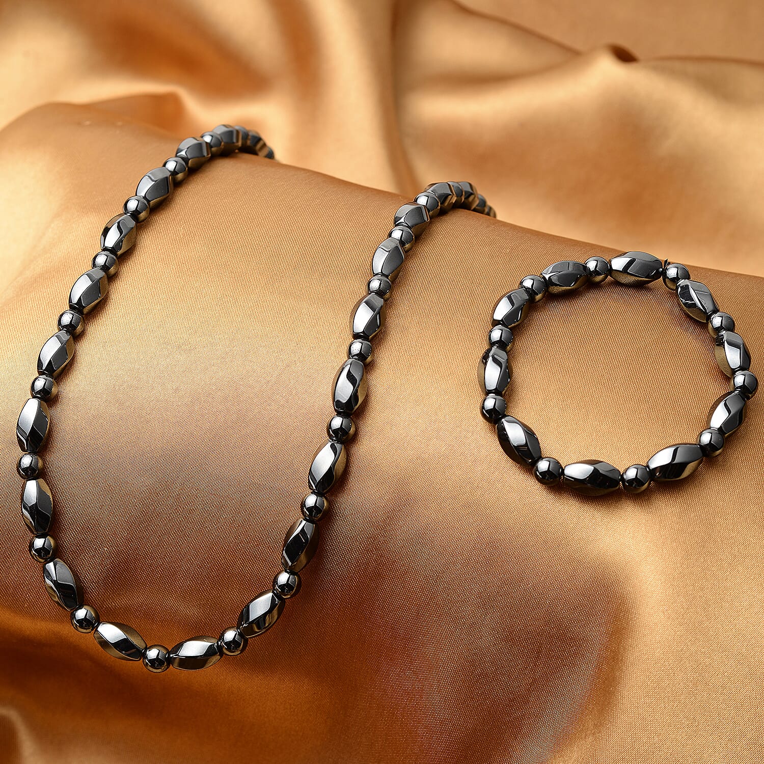 2 Piece Set - Hematite Necklace (Size 20) with Magnetic Lock and Stretchable Bracelet (Size 7.5) 712.500 Ct.