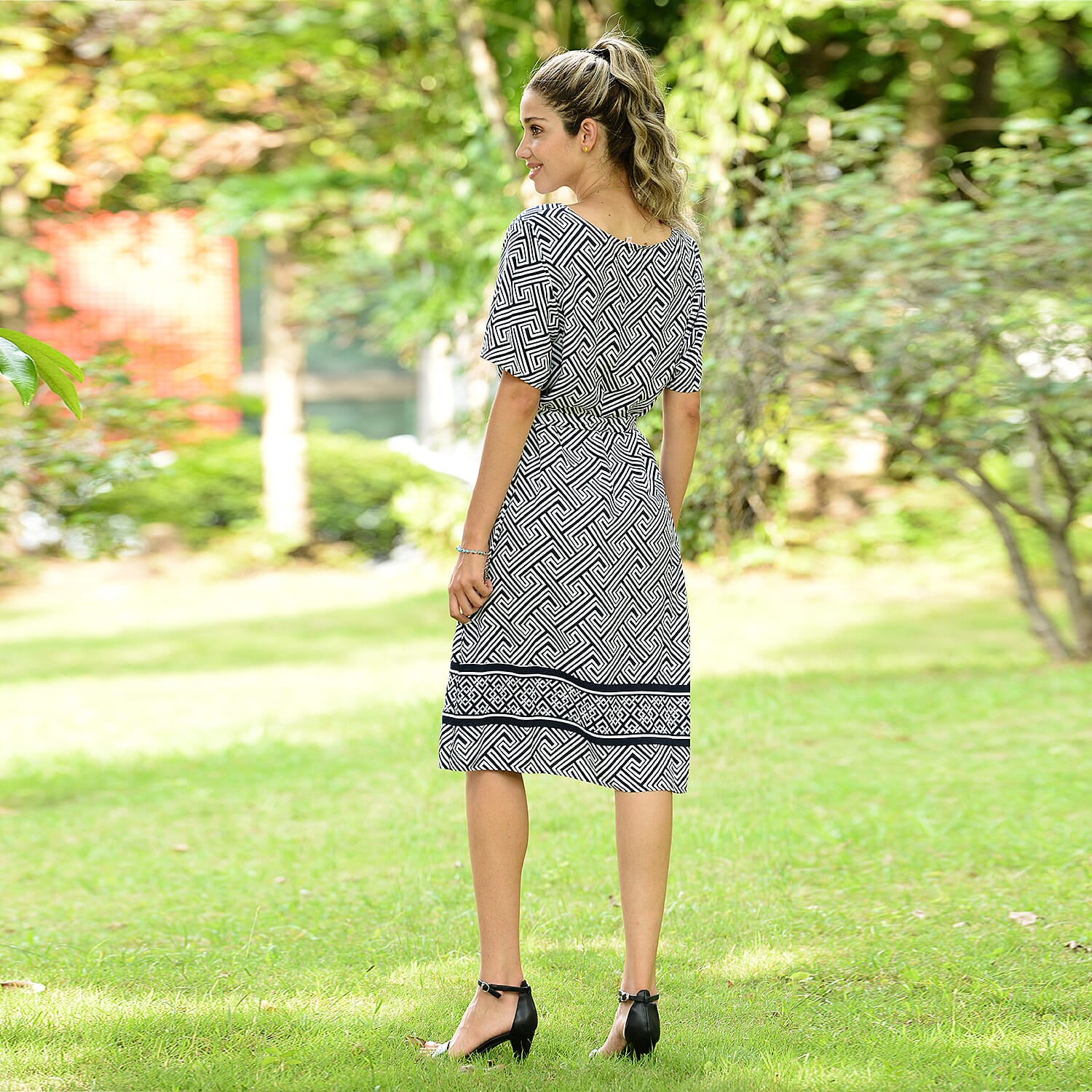 LA MAREY Viscose Fret Pattern Short Sleeve Dress (Size L - 16-18) - Navy and White