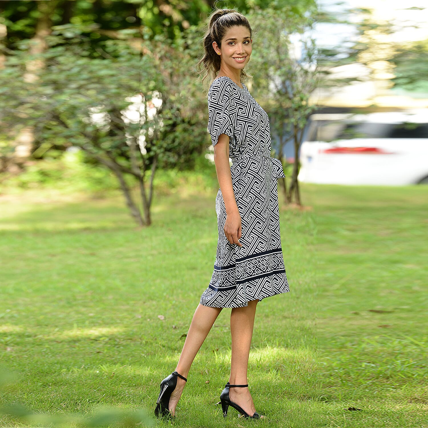 LA MAREY Viscose Fret Pattern Short Sleeve Dress (Size L - 16-18) - Navy and White