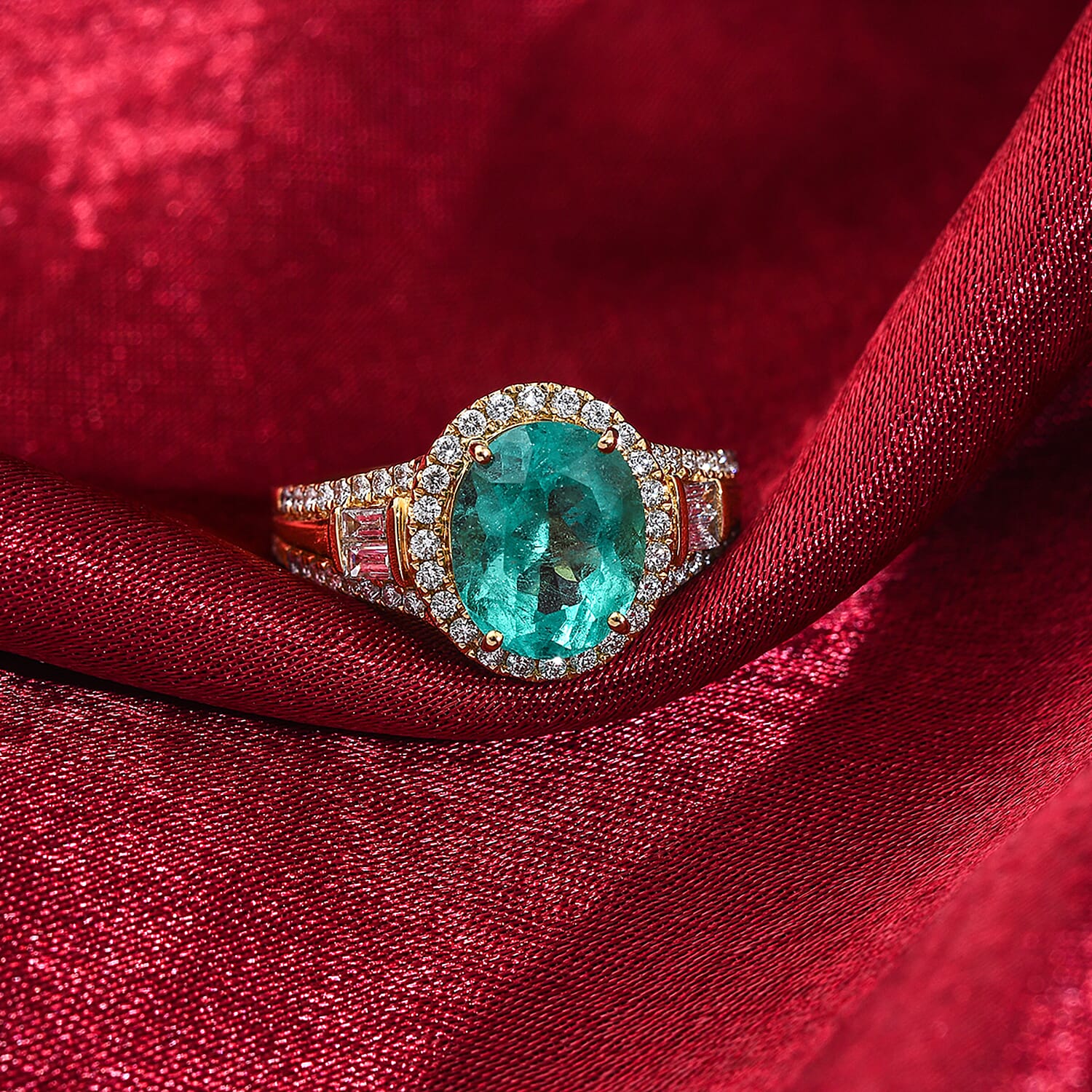 ILIANA 18K Yellow Gold AAA Boyaca Colombian Emerald and Diamond (SI-G-H) Ring 3.90 Ct, Gold Wt. 5.91 Gms