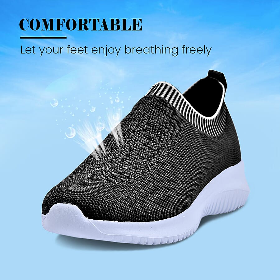 Close Out Comfy Knitted Trainers (Size 3) - Black