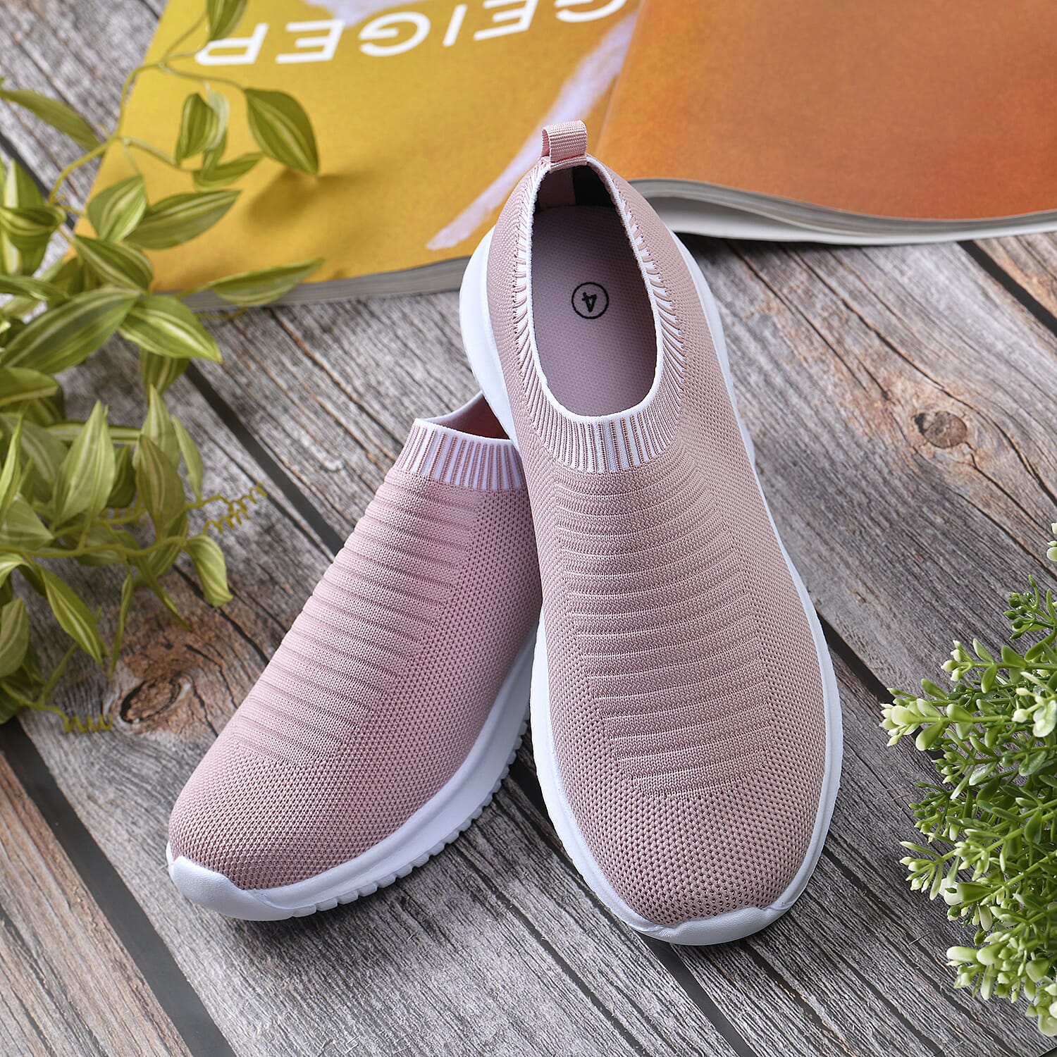 Close Out Comfy Knitted Trainers (Size 3) - Black