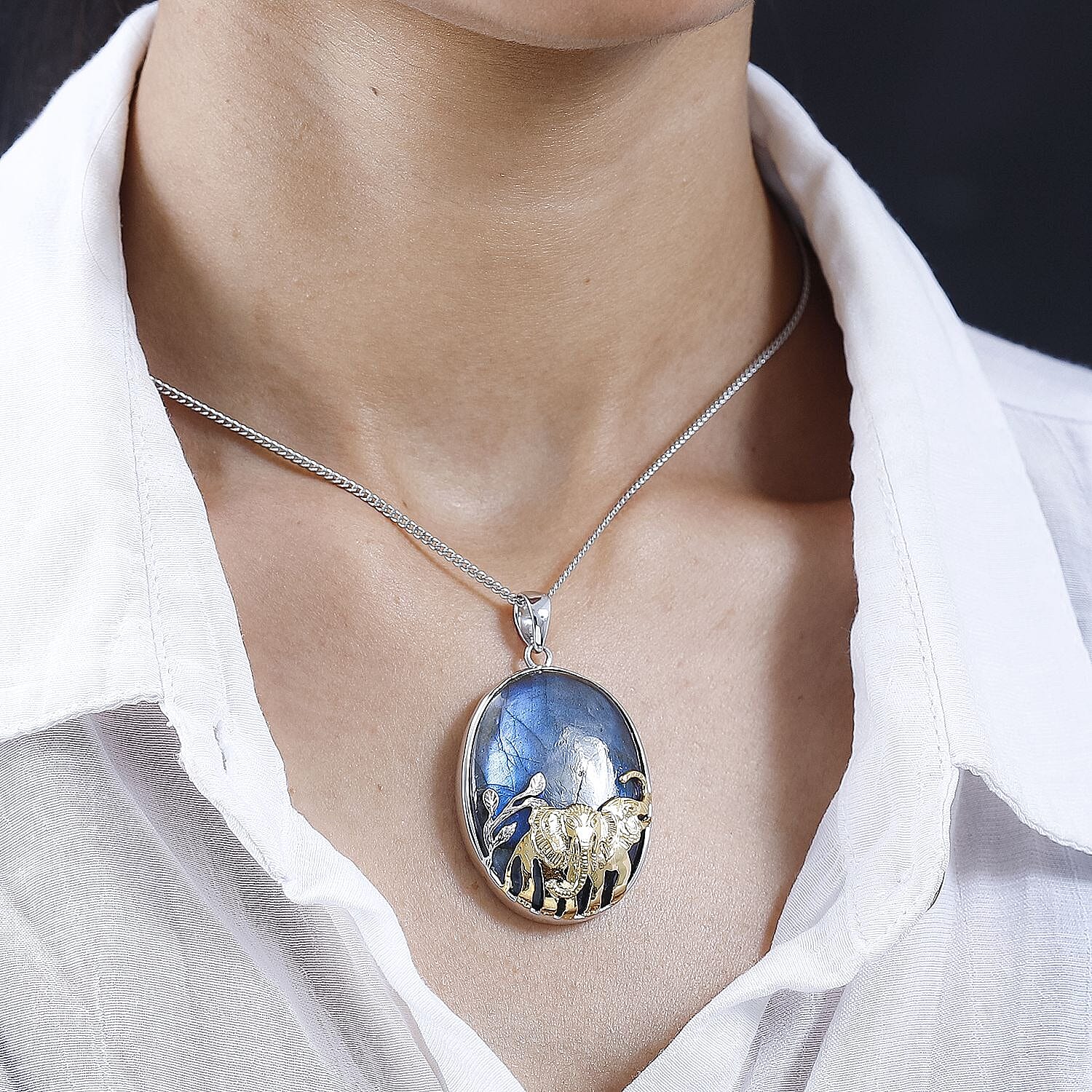 Labradorite Pendant with Curb Chain CD-60 (Size 20) in Platinum Overlay Sterling Silver Wt. 13 Gms 85.000 Ct.