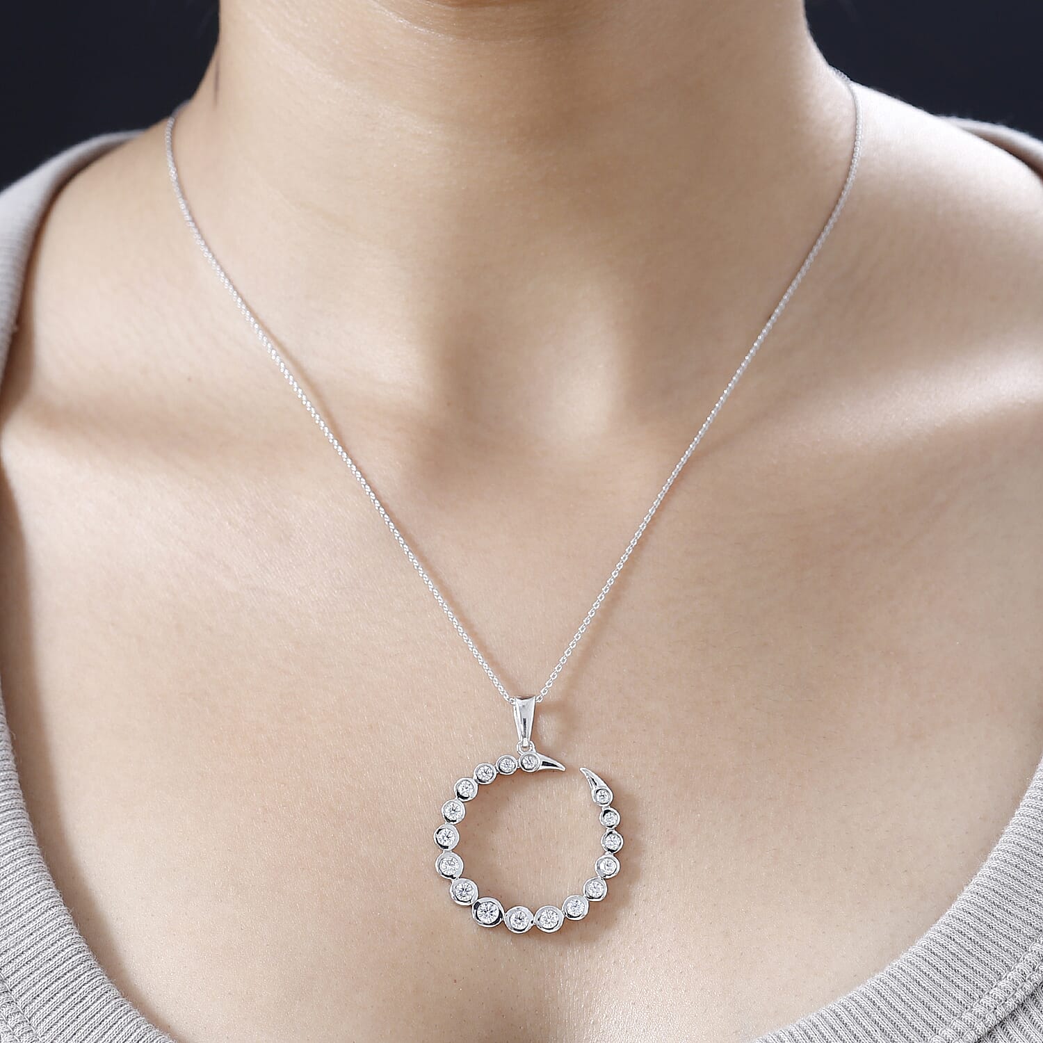 Moissanite Commet Pendant with Chain (Size 20) in Platinum Overlay Sterling Silver 1.20 Ct