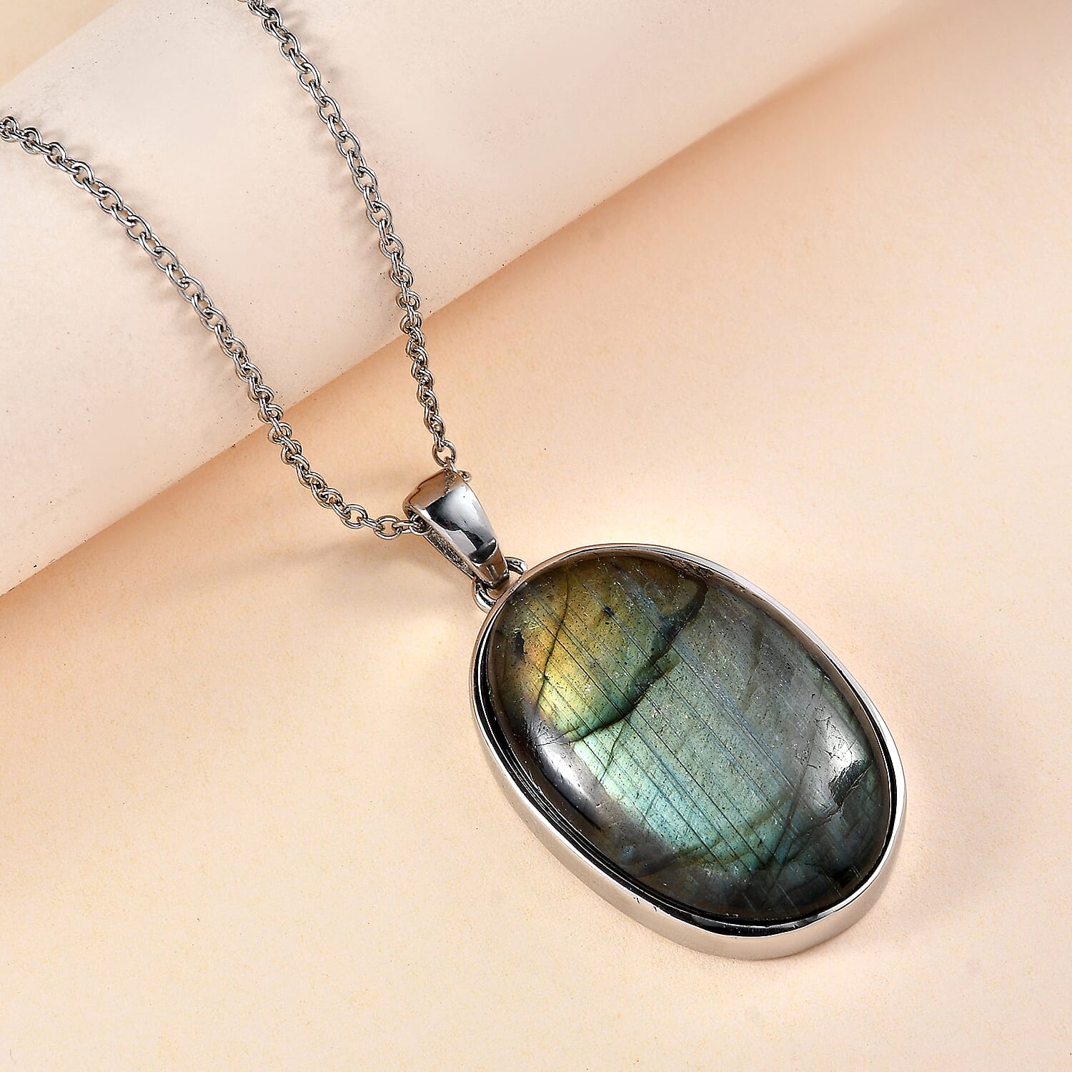 Labradorite Pendant with Chain (Size 20)  30.00 Ct.