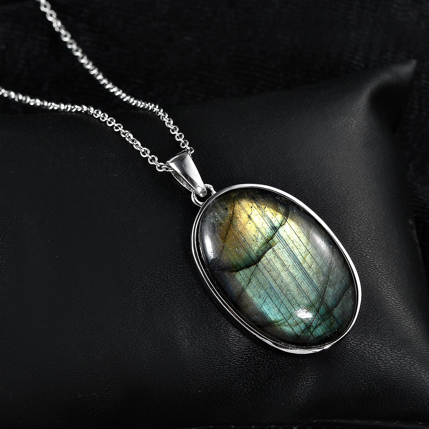 Labradorite Pendant with Chain (Size 20)  30.00 Ct.