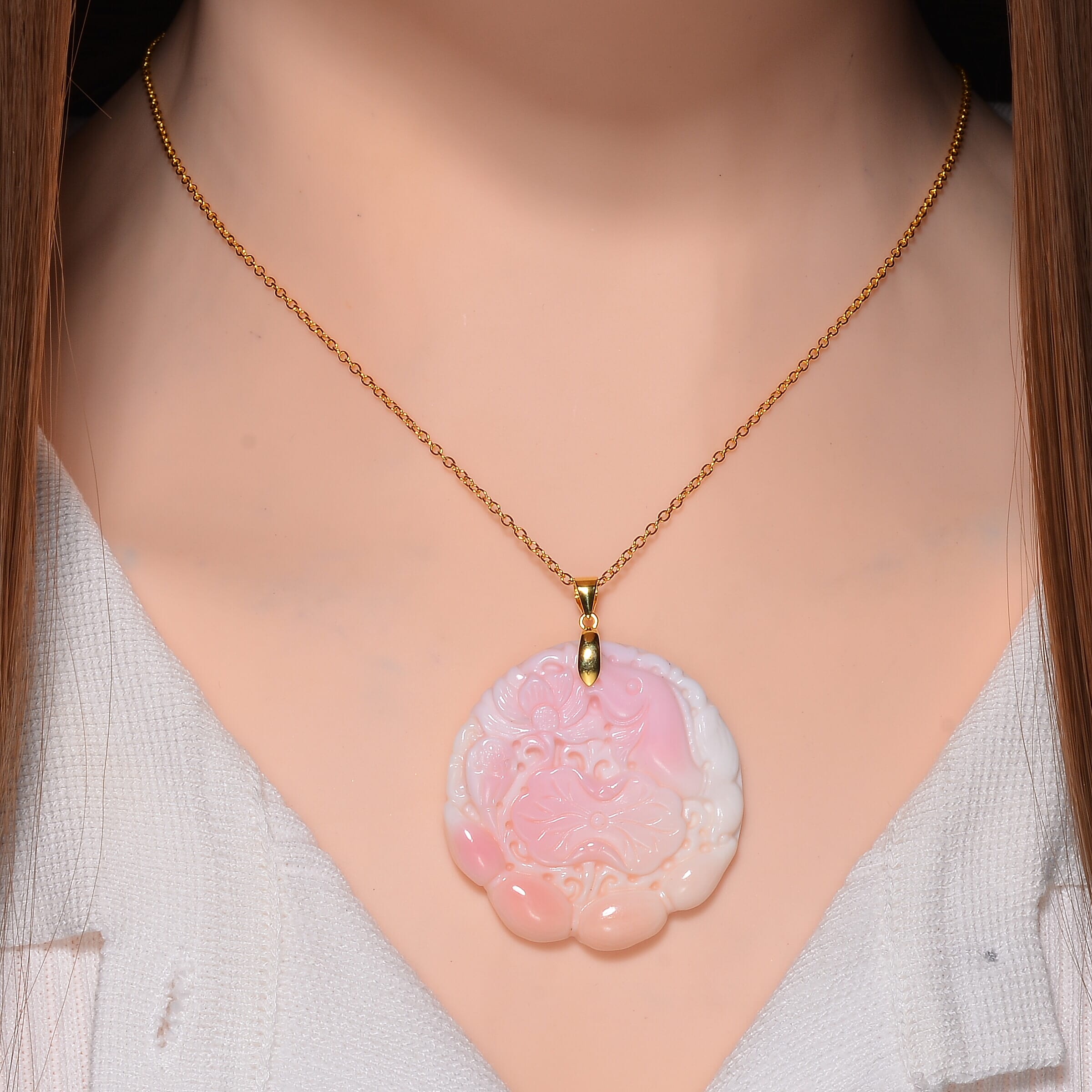 Very Rare - Queen Conch Shell Carved Pendant with Chain (Size 20) in 18K Vermeil Yellow Gold Plated Sterling Silver 90.00 Ct.