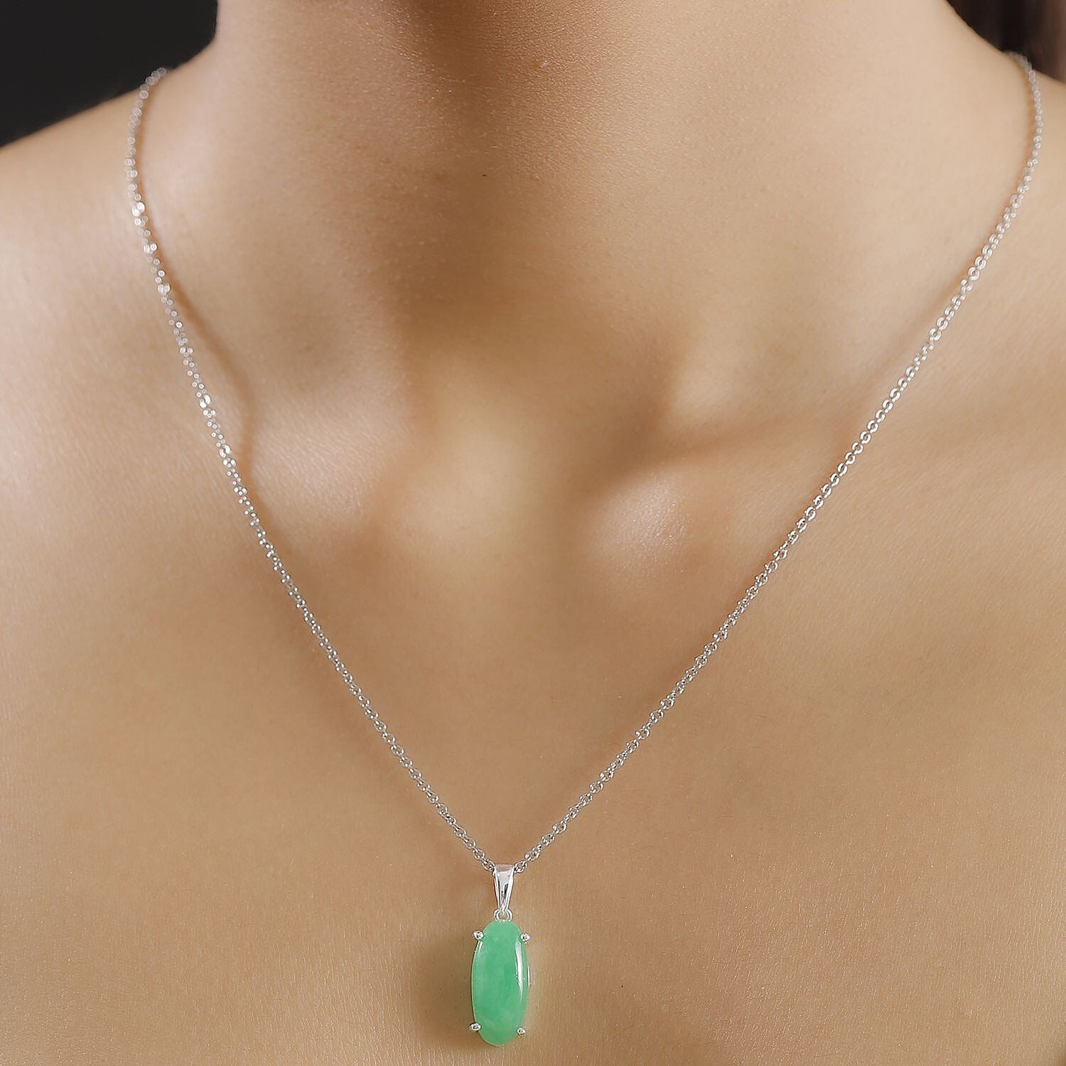 Green Jadeite Sterling Silver Pendant with Chain (Size 20) 6.700  Ct.
