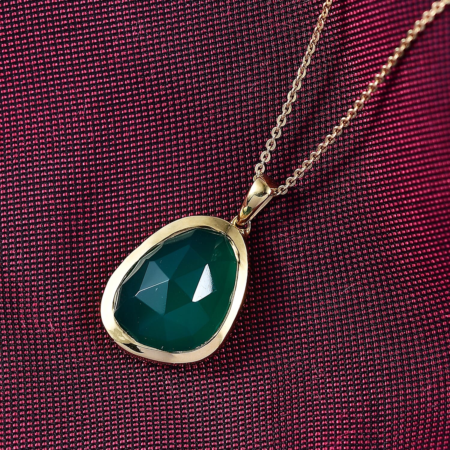 Verde Onyx Pendant with Chain (Size 20) in 18K Yellow Gold Plated Sterling Silver 10.00 Ct, Silver Wt. 5.37 Gms.