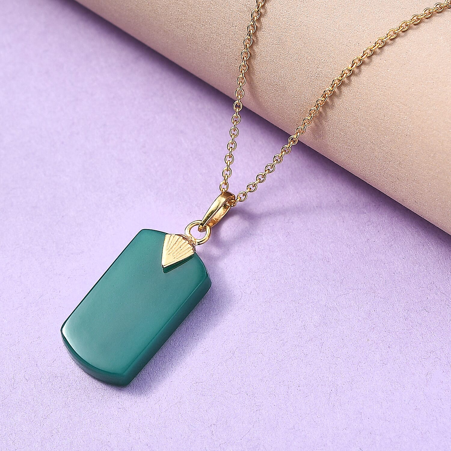 EverTrue Green Onyx Pendant with Chain (Size 20) in Yellow Gold Tone 25.60 Ct.