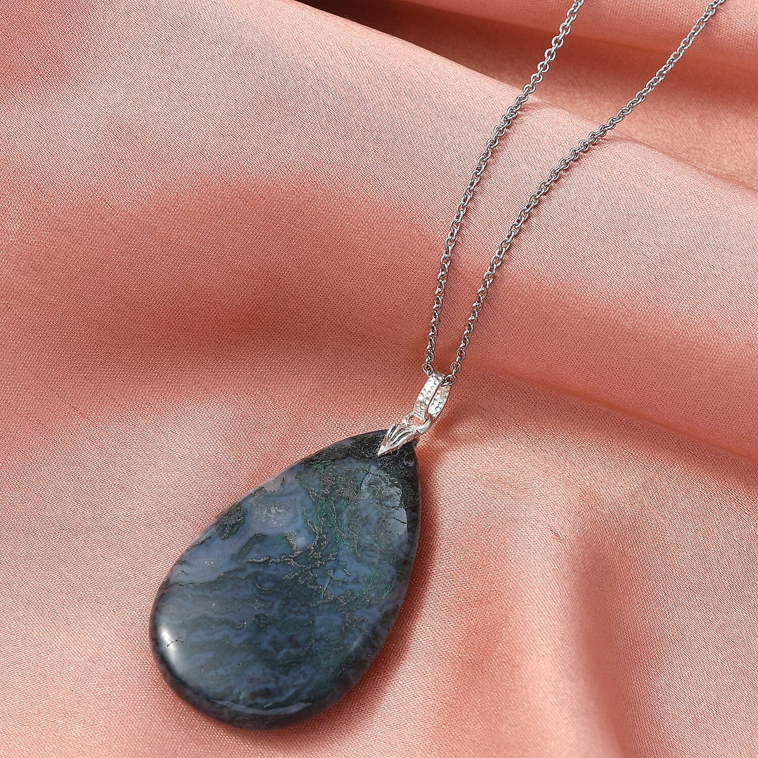 Green Jasper Pendant with Chain (Size 20) 119.18 Ct.