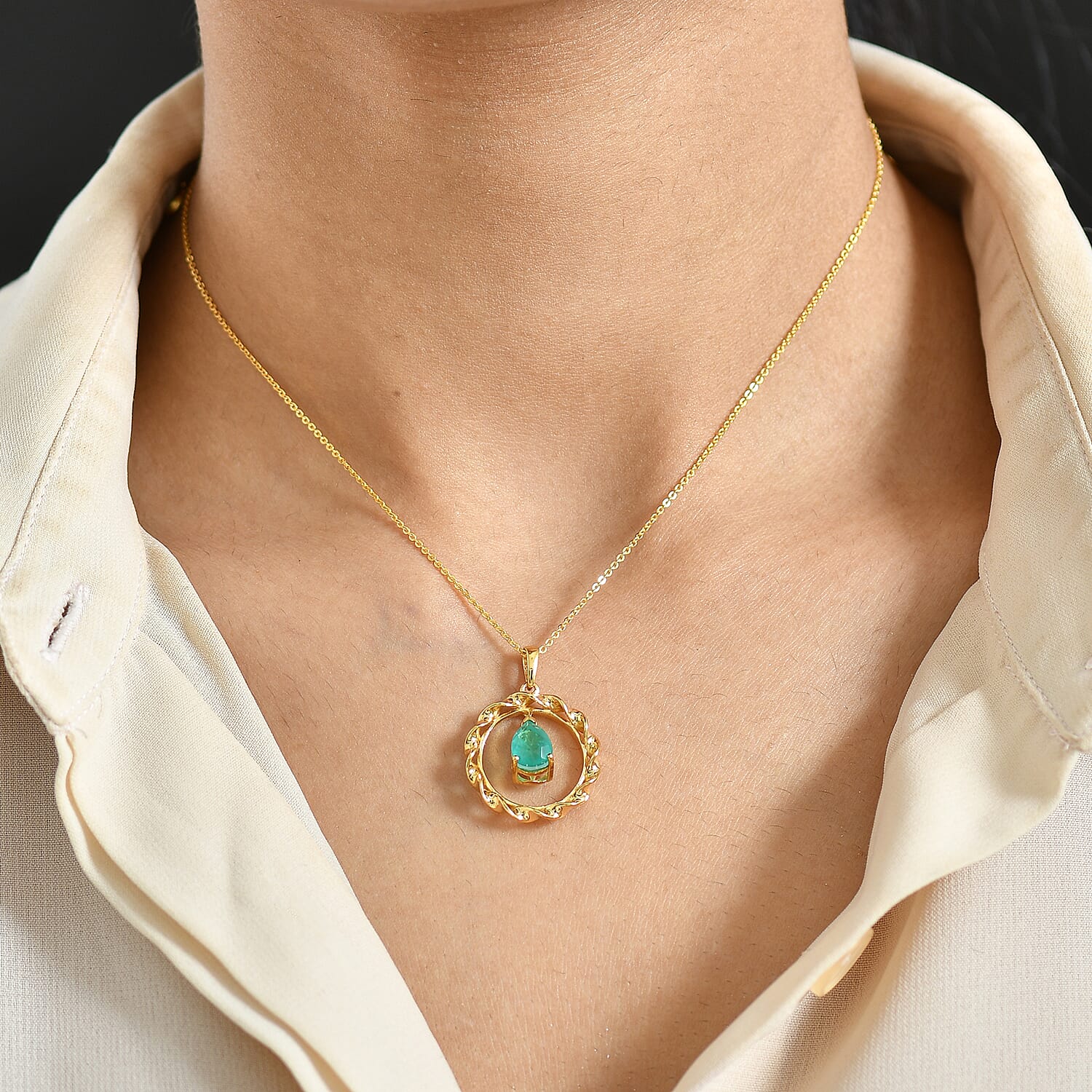 Emeraldine Triplet Quartz Torn Chain 19DC and Circle Pendant  Sterling Silver  1.516  Ct.