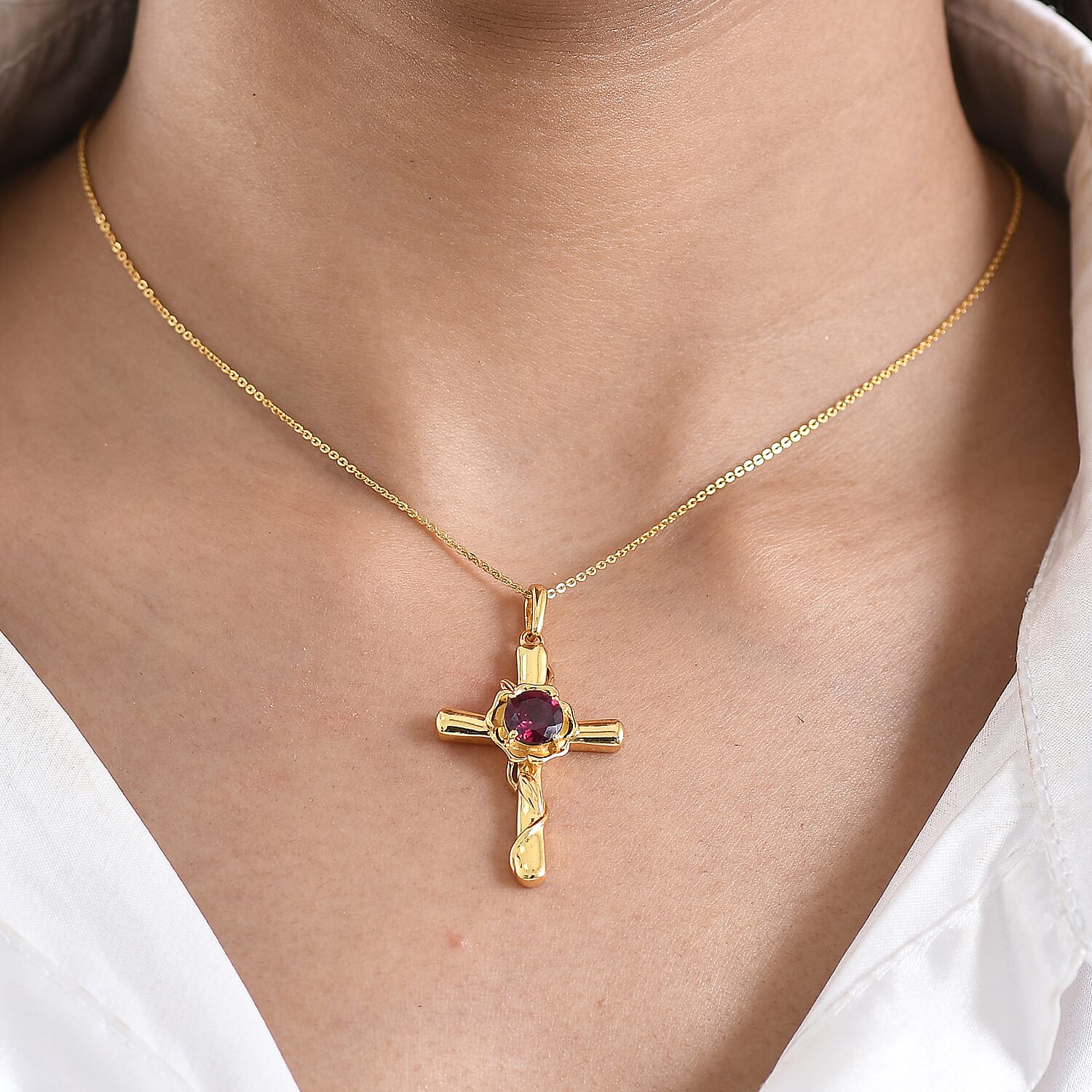 D'joy Rhodolite Garnet Cross Pendant with Chain (Size 20) in Yellow Gold Plated Sterling Silver 1.63 Ct, Silver  Wt. 5.50 Gms.