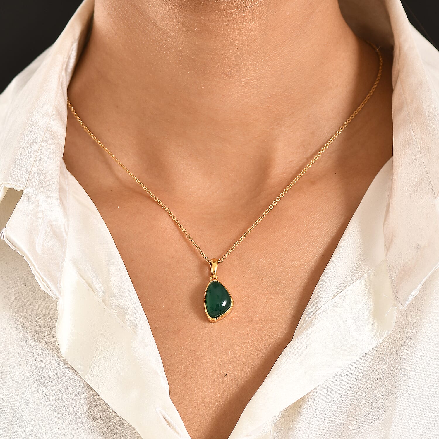 EverTrue - Green Onyx Solitaire Pendant with Chain (Size 20) in Yellow Gold Tone 6.94 Ct.