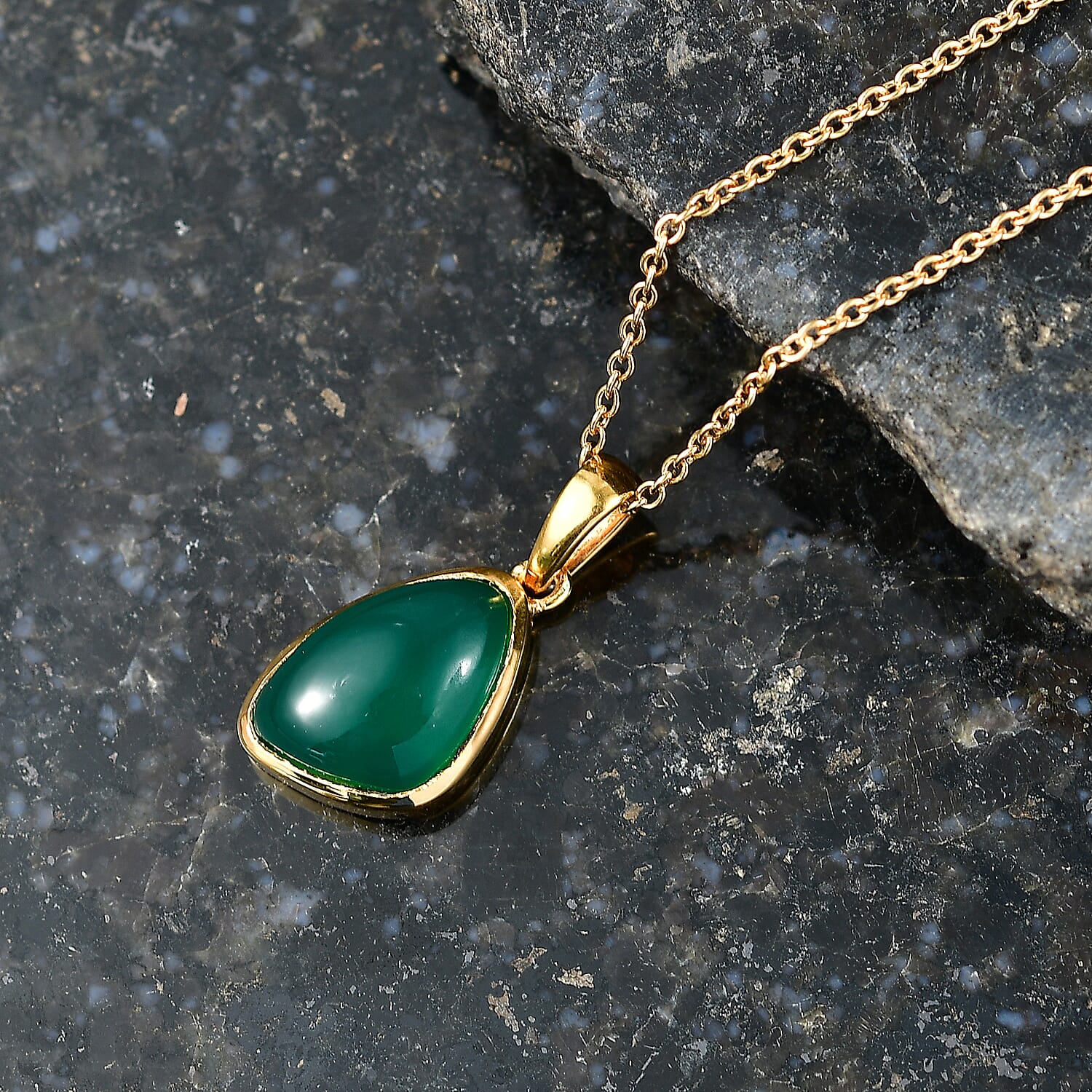 EverTrue - Green Onyx Solitaire Pendant with Chain (Size 20) in Yellow Gold Tone 6.94 Ct.
