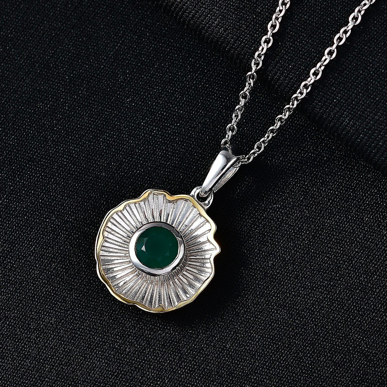 EverTrue - Green Onyx Pendant with Chain (Size 20) in Yellow Pen Plating