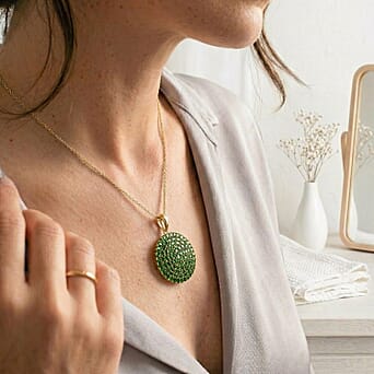 https://tjcuk.sirv.com/Products/44/7/4475946/D-Joy-Natural-Chrome-Diopside-Floral-Cluster-Pendant-with-Chain-Size-2_4475946_3.jpg?w=342&h=342