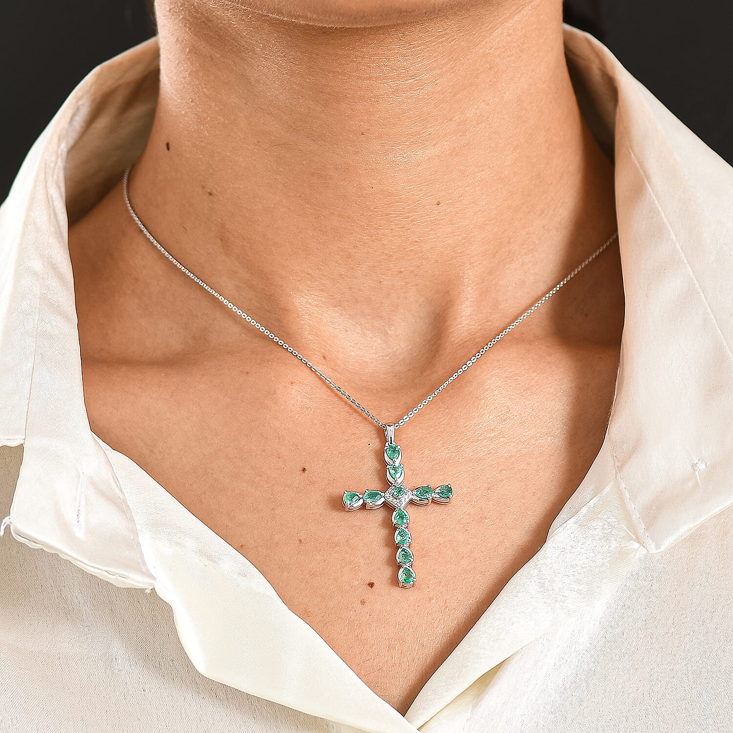 Luxuriant - Zambian Emerald & Lab Grown Diamond (SI-G-H) Pendant with Chain (Size 20) in Rhodium Overlay Sterling Silver 1.34 Ct.
