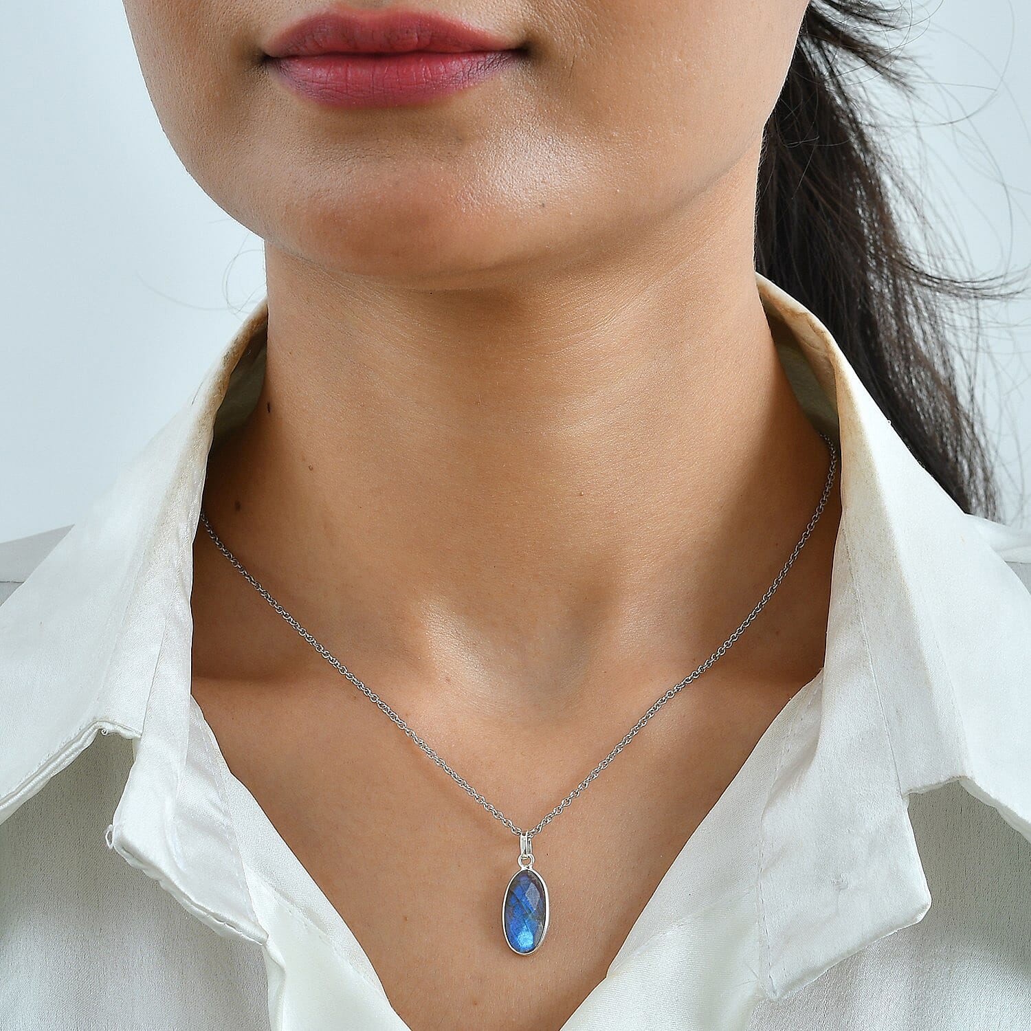 Labradorite Solitaire Pendant in Sterling Silver with Chain (Size 20) 4.46 Ct.