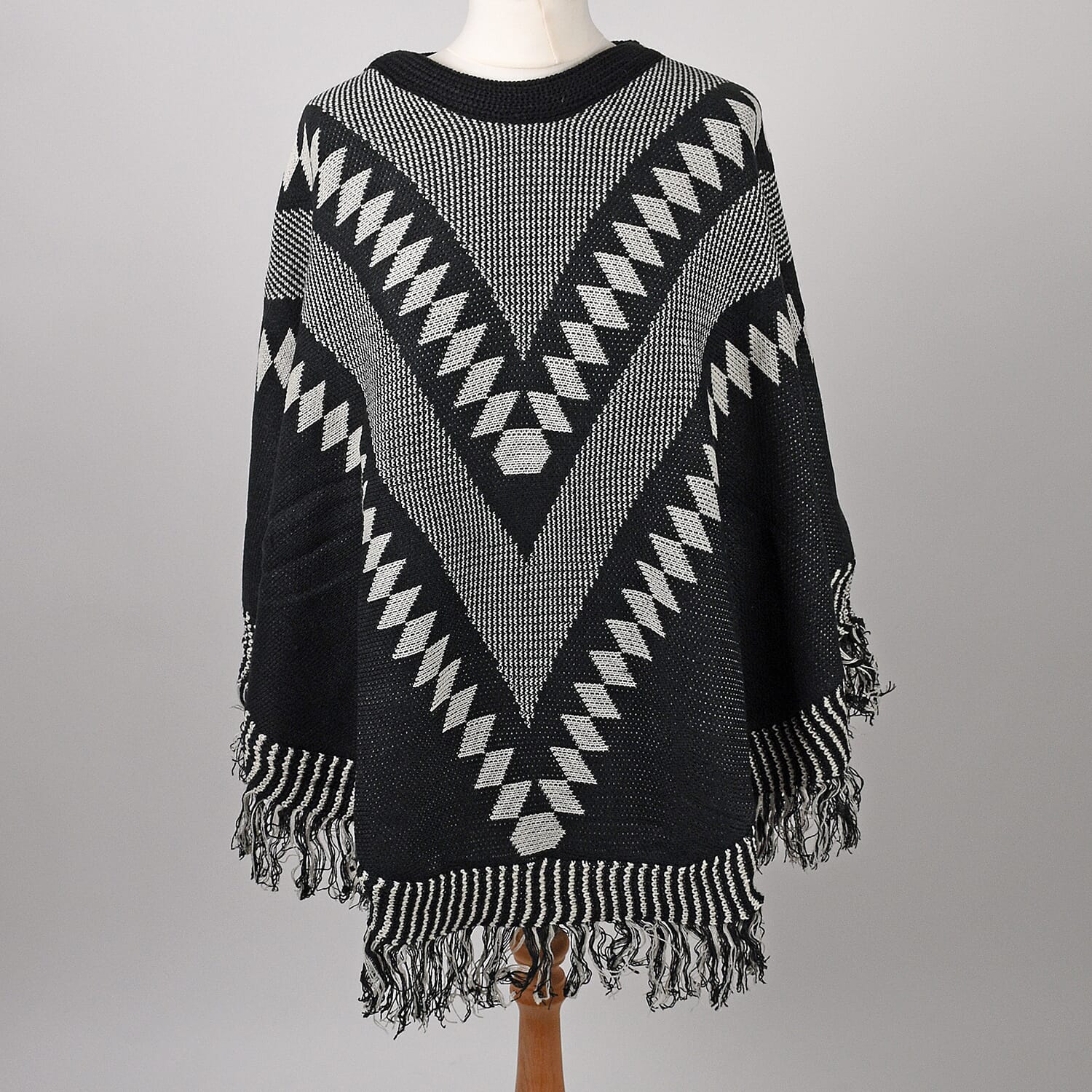 Chevron Print Poncho (Size 110x70cm) - Black