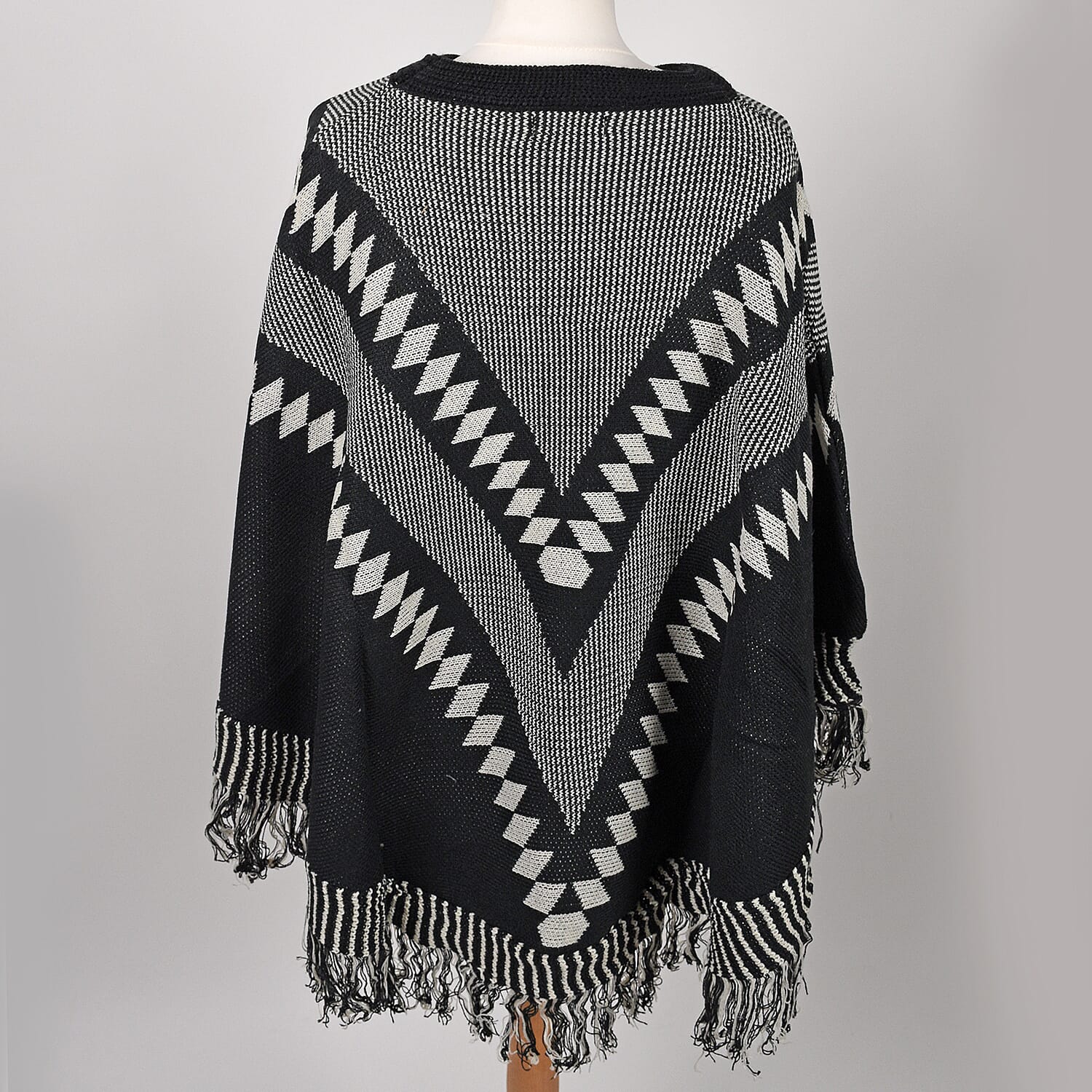 Chevron Print Poncho (Size 110x70cm) - Black