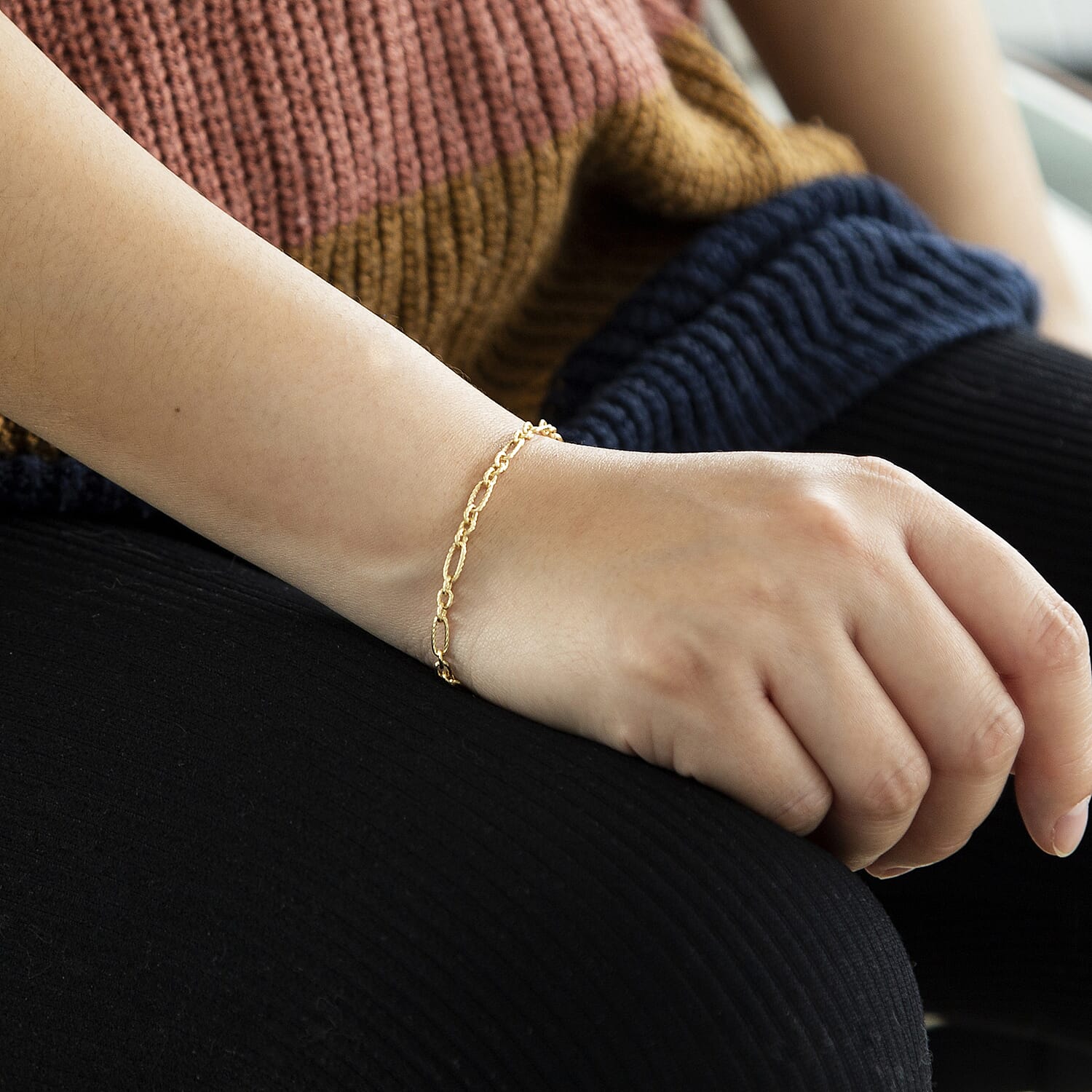 9K Yellow Gold Textured Figaro Bracelet 7.5 Inch, 1.4 grams