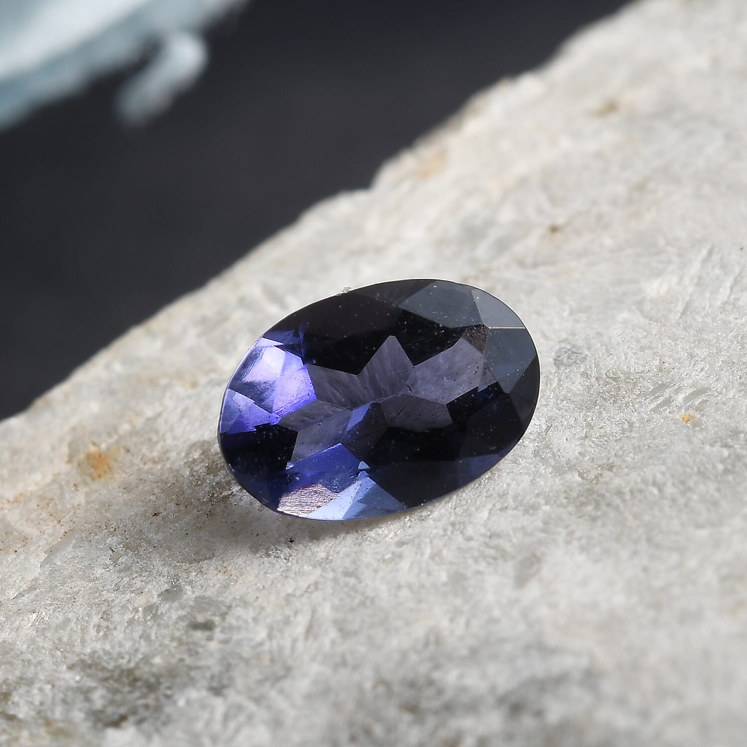 AA Iolite Oval 6x4 mm 0.20 Ct.
