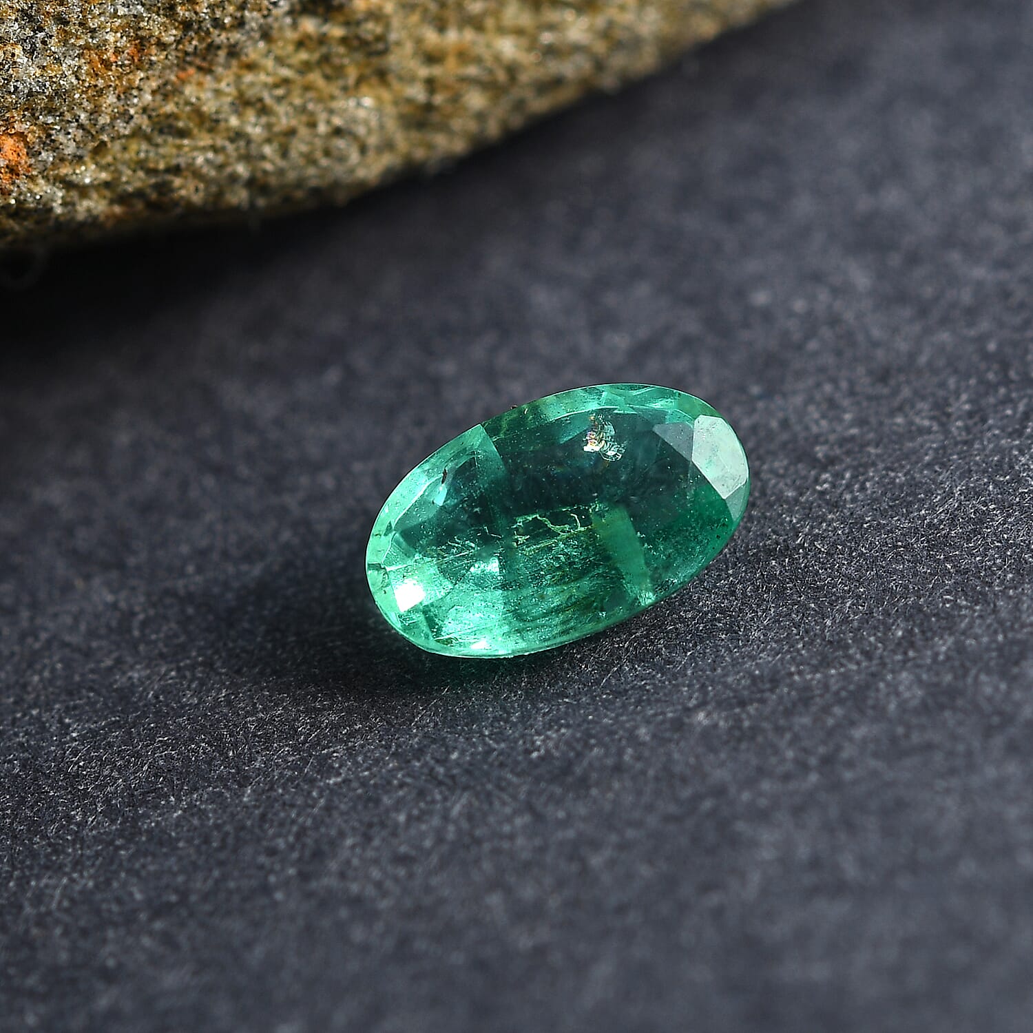 AA Emerald Oval 5x3 mm 0.22 Ct.