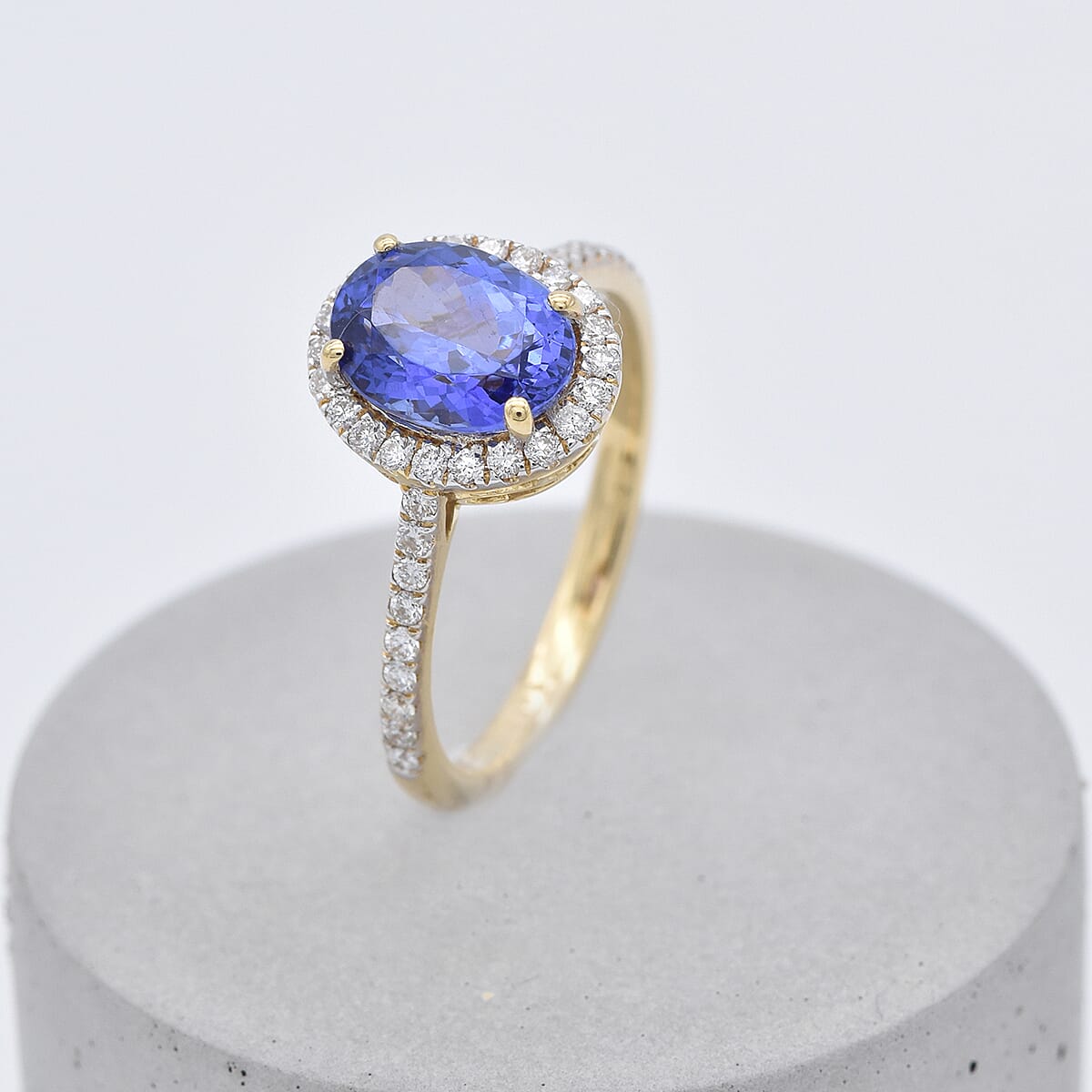 ILIANA 18K Yellow Gold AAA Tanzanite and Diamond (SI/G-H) Ring 2.29 Ct, Gold wt. 3.28 Gms