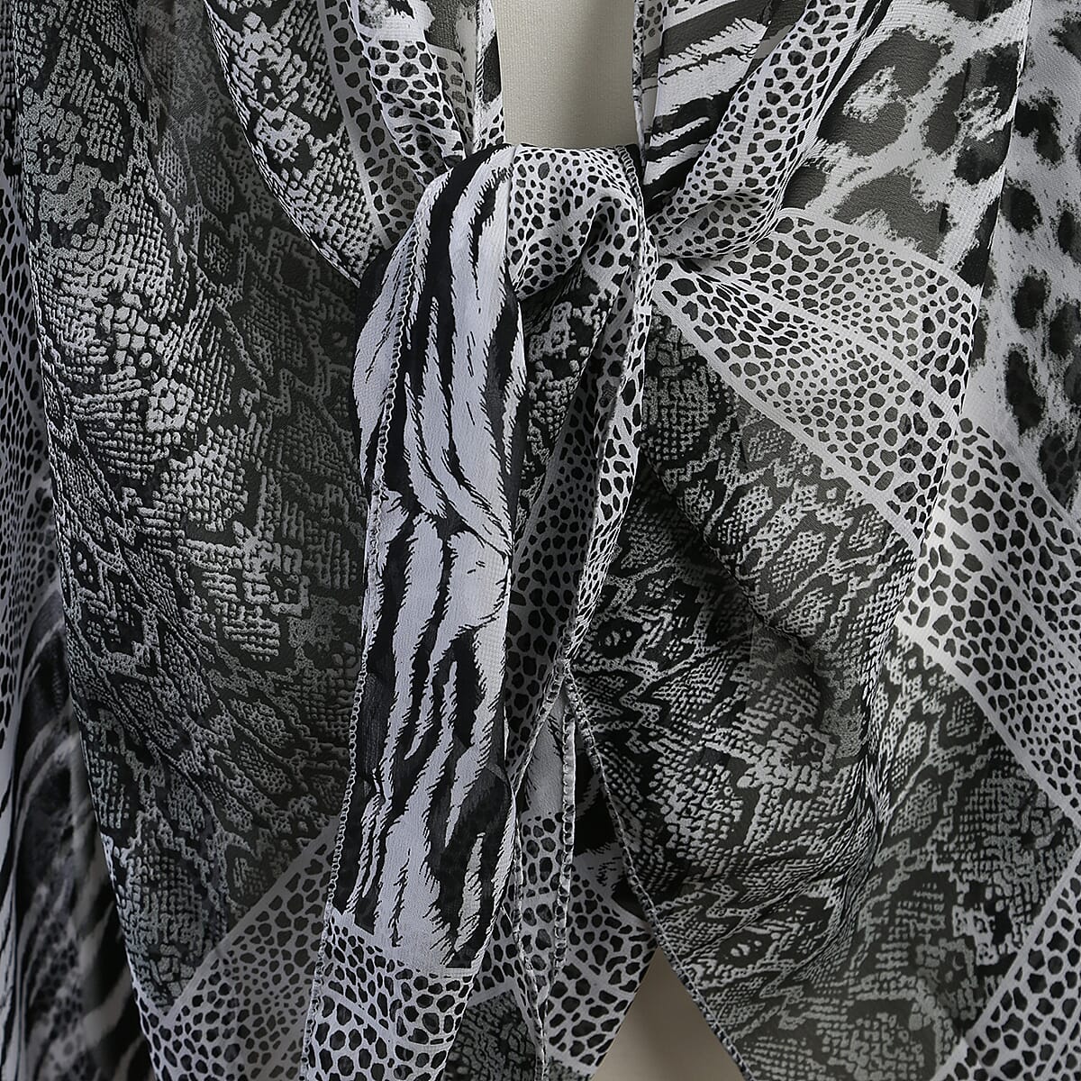 Animal Print Sleeveless Kimono in Black and White (Size 43x90cm)