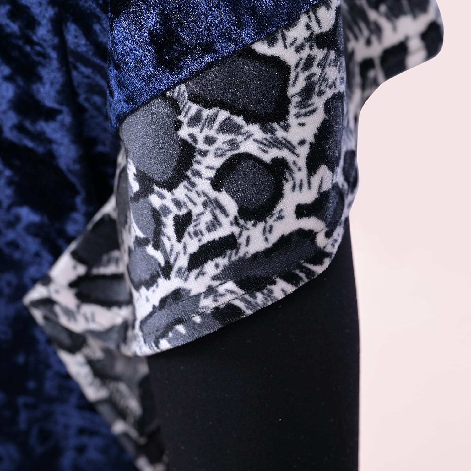 TAMSY Velvet Kimono with Leopard Print Border (Size 90x50 Cm) - Navy & Grey